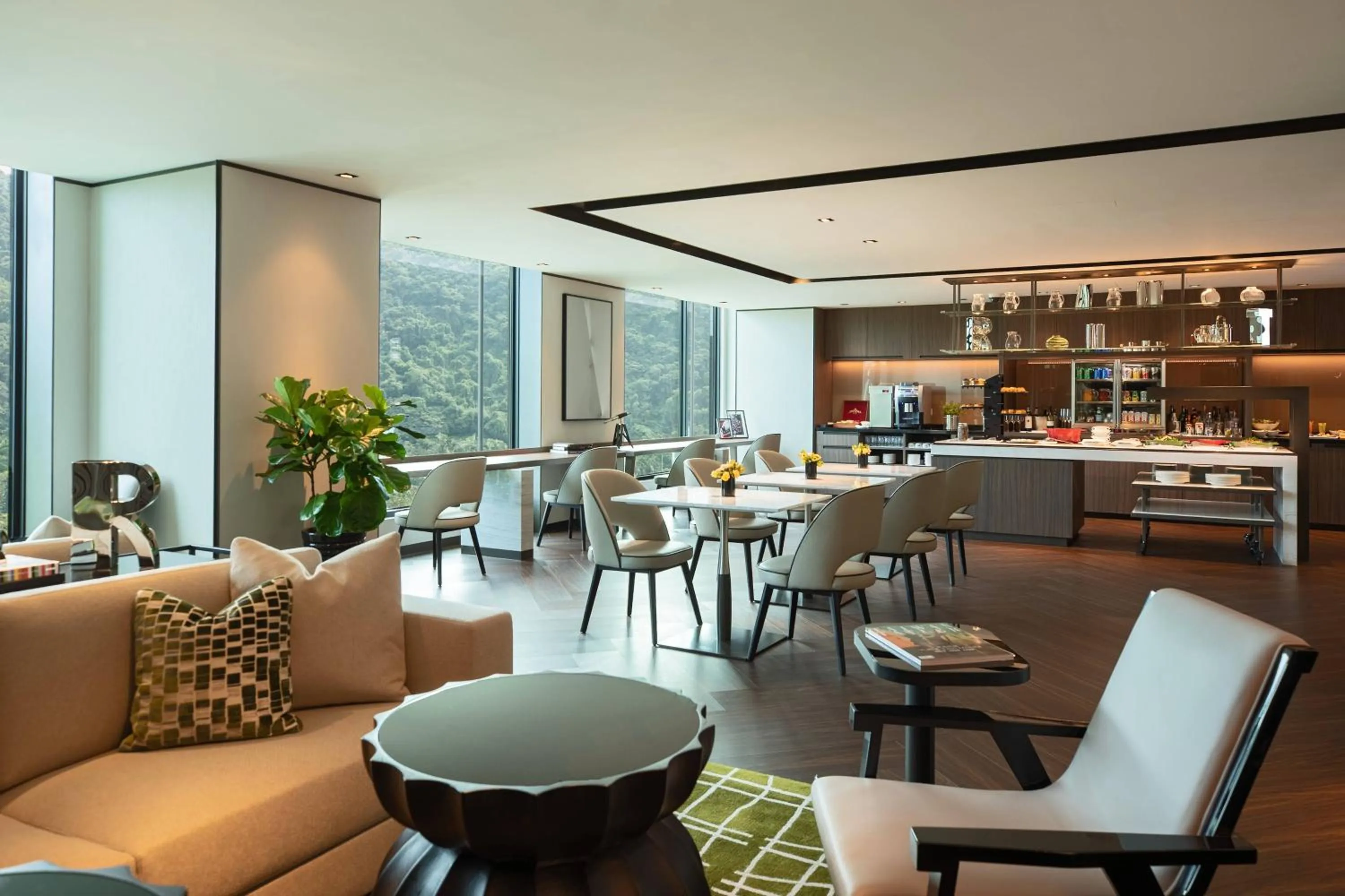 Lounge or bar in Renaissance Taipei Shihlin Hotel