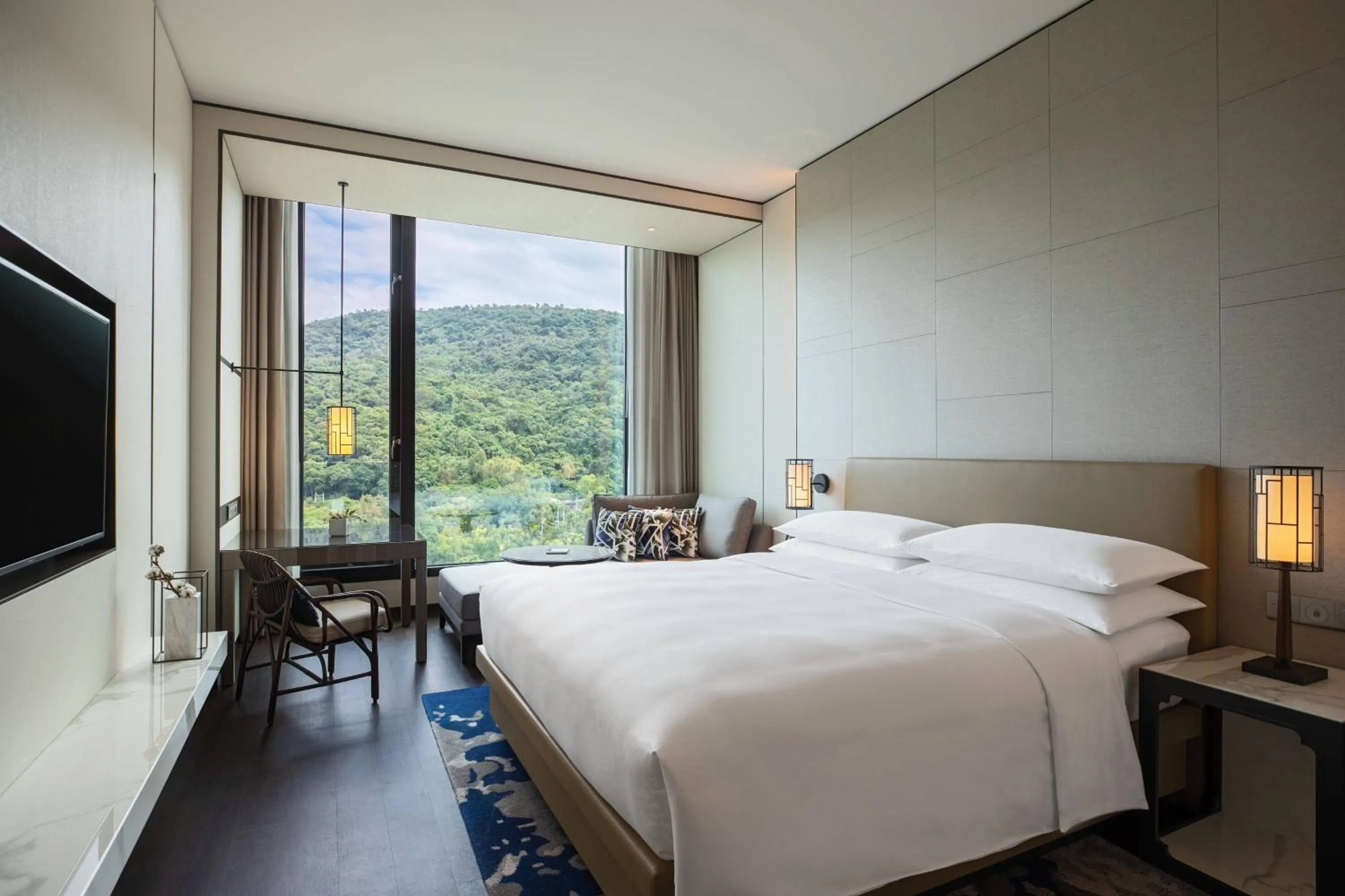 Photo of the whole room, Bed in Renaissance Taipei Shihlin Hotel