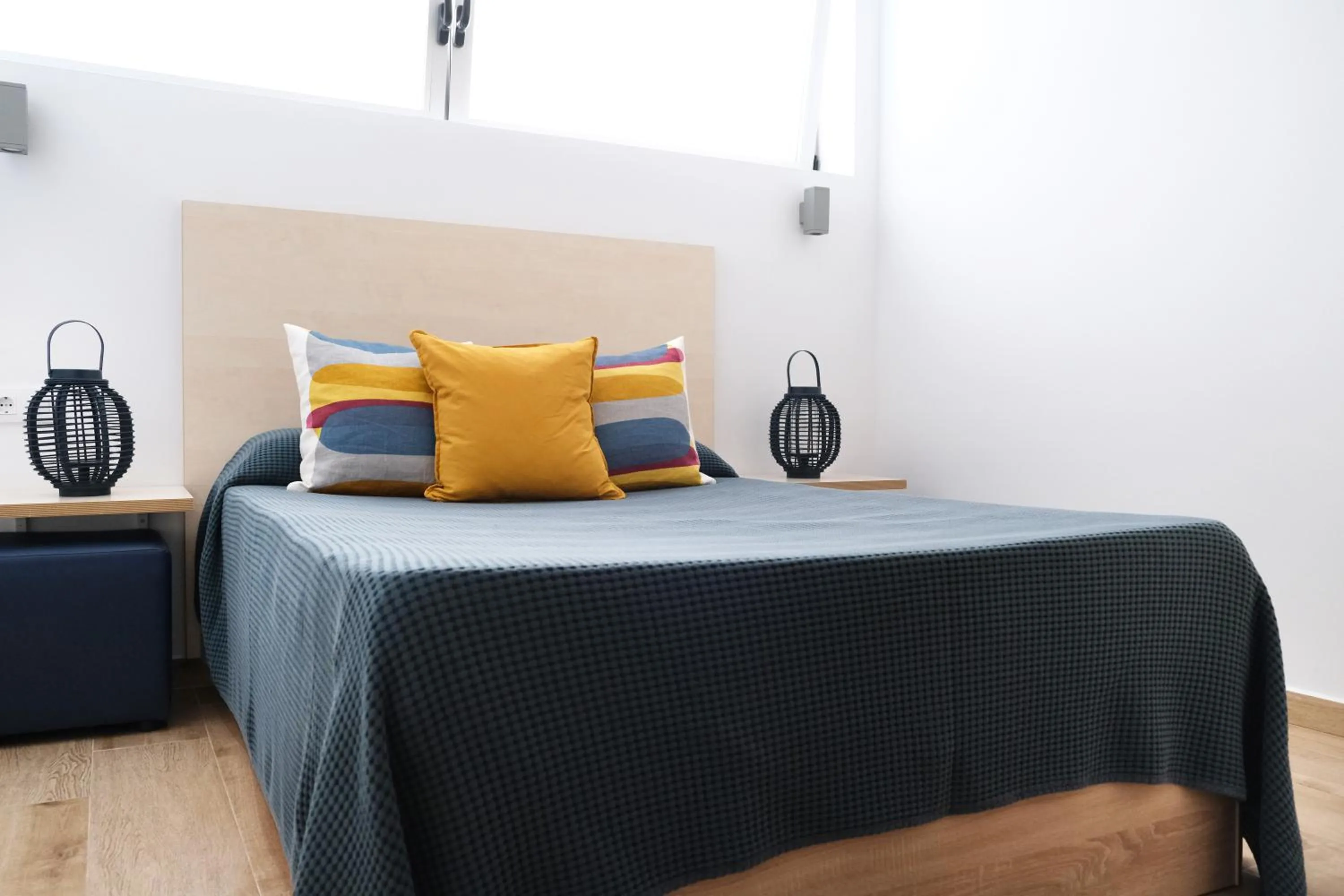 Doble room with private interior bathroom in TAKE SURF Hostel Conil