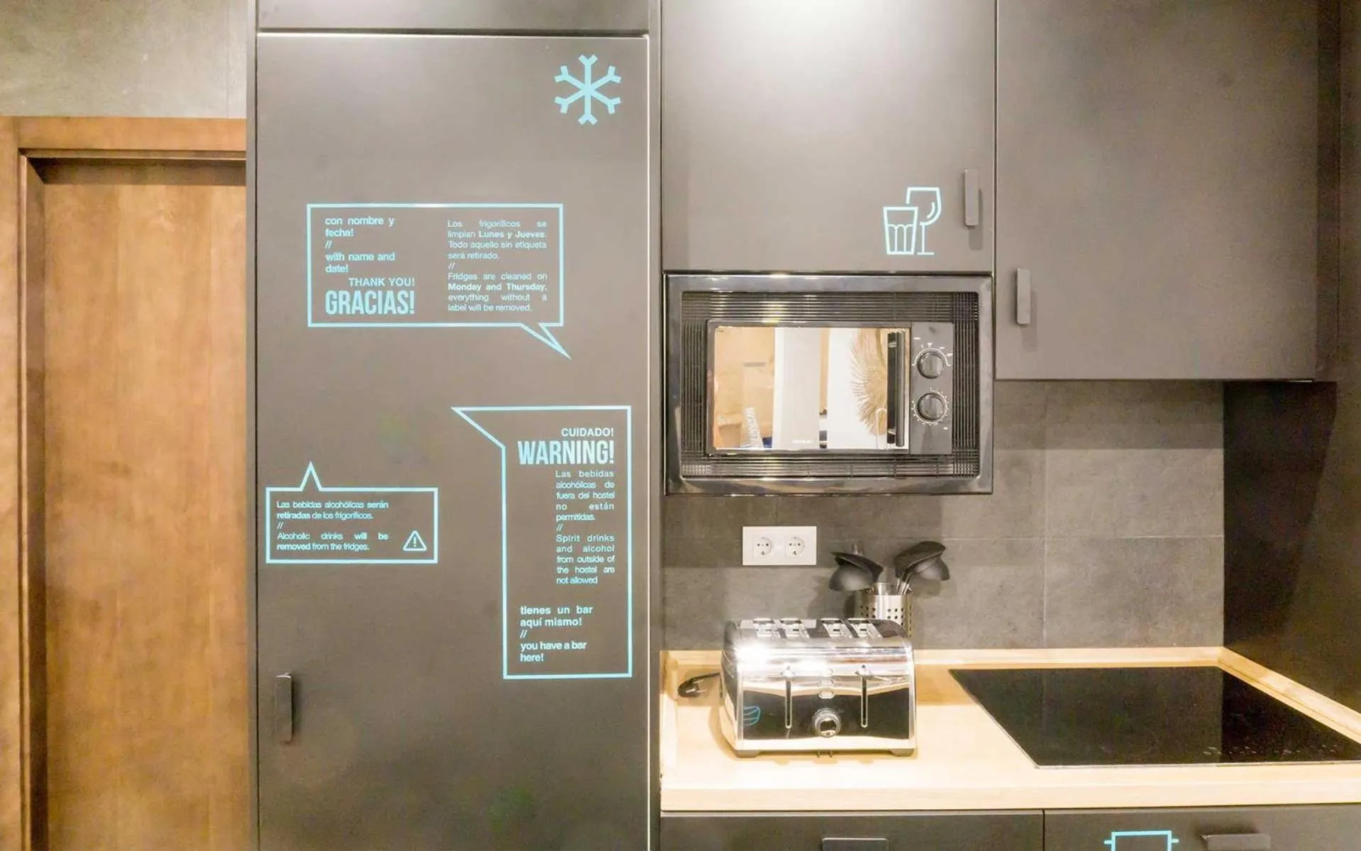 Dining area in TAKE SURF Hostel Conil