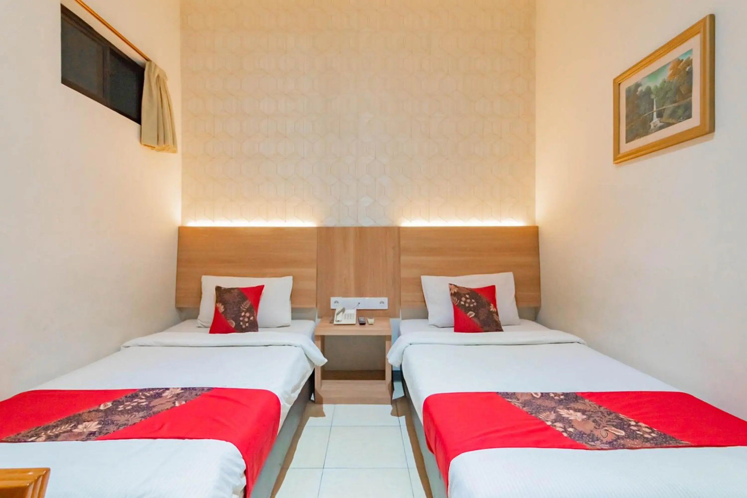 Deluxe Twin Room in Cihampelas Hotel 2 Mitra RedDoorz Deluxe Twin Room in Cihampelas Hotel 2 Mitra RedDoorz