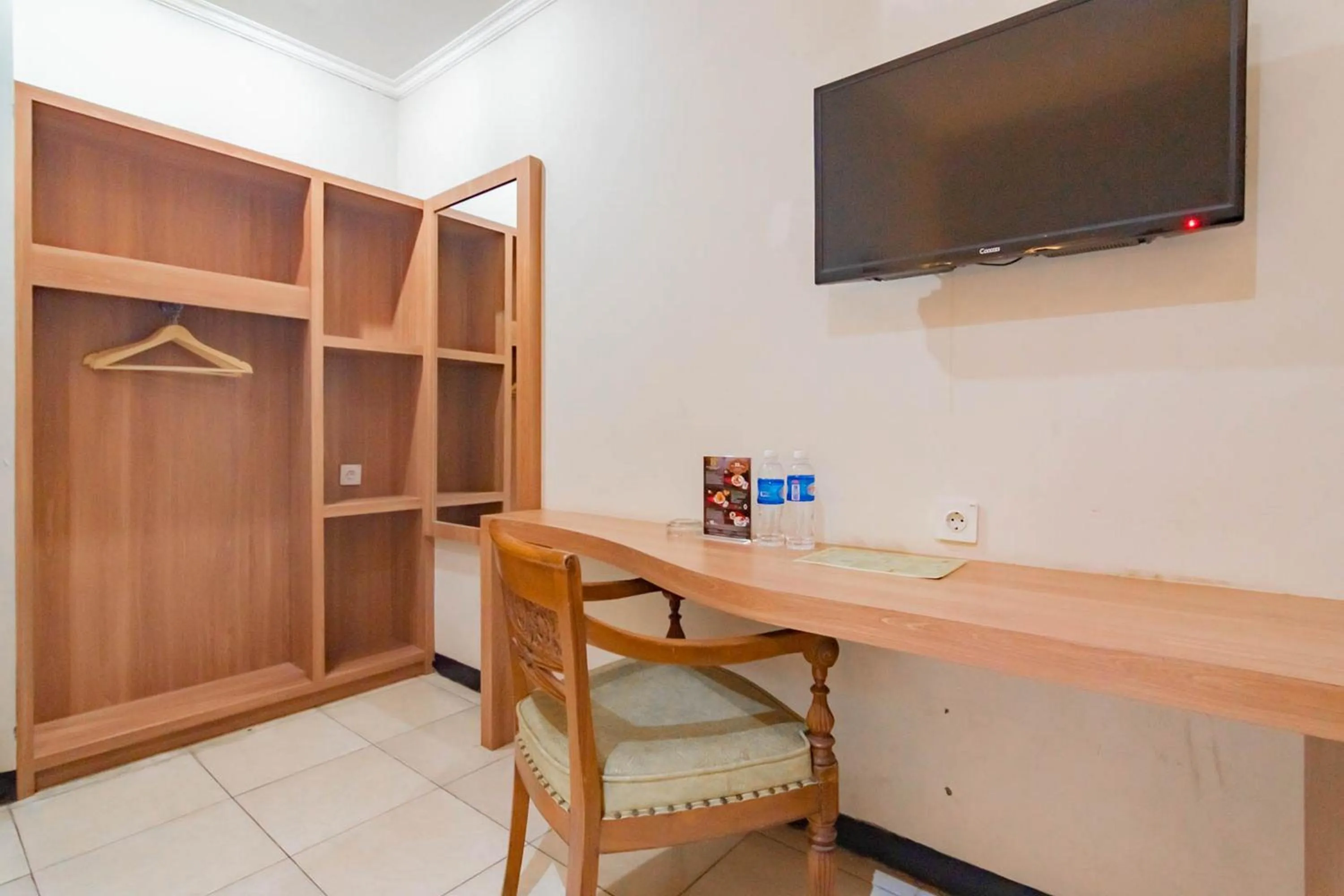 TV and multimedia in Cihampelas Hotel 2 Mitra RedDoorz