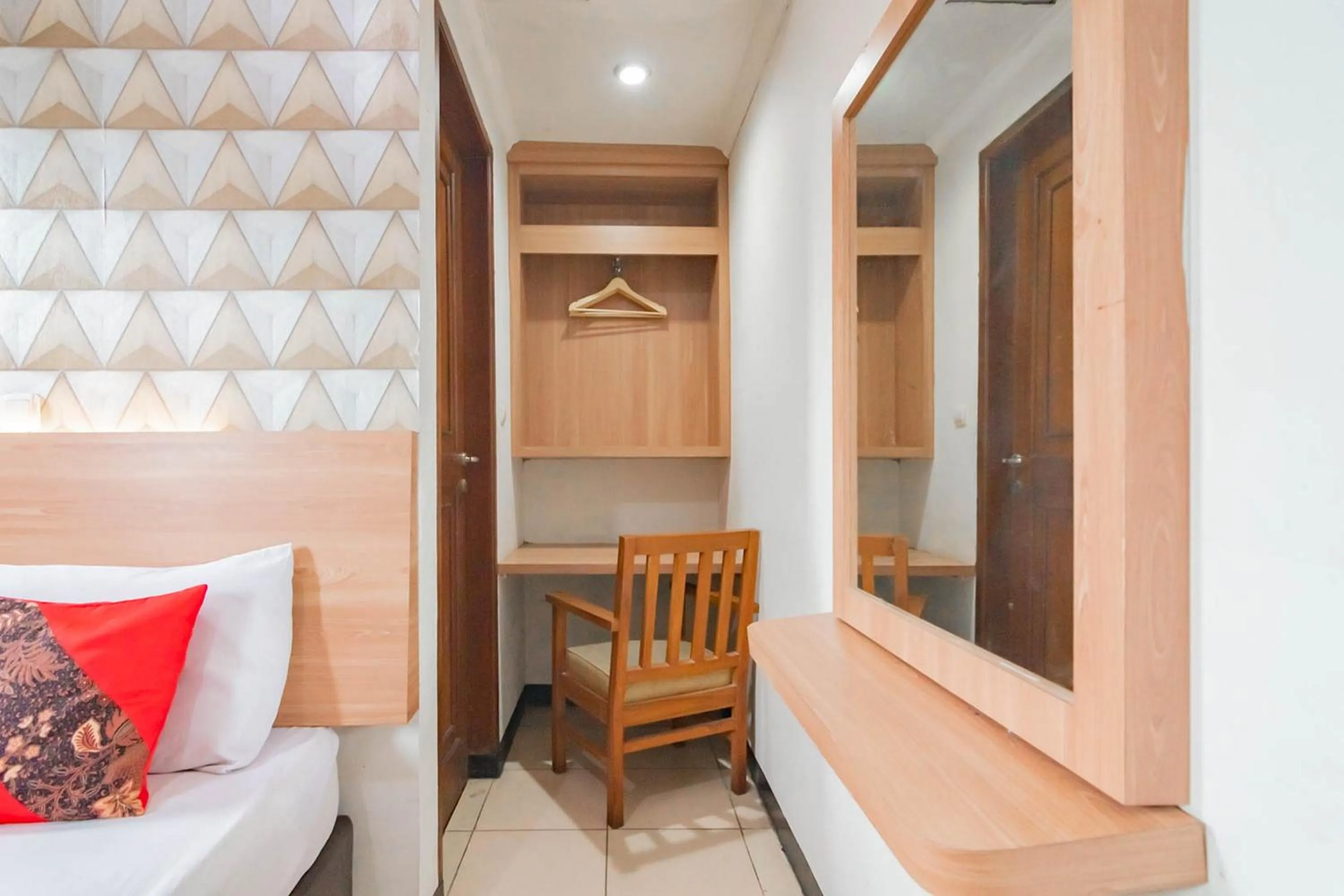 Bed in Cihampelas Hotel 2 Mitra RedDoorz