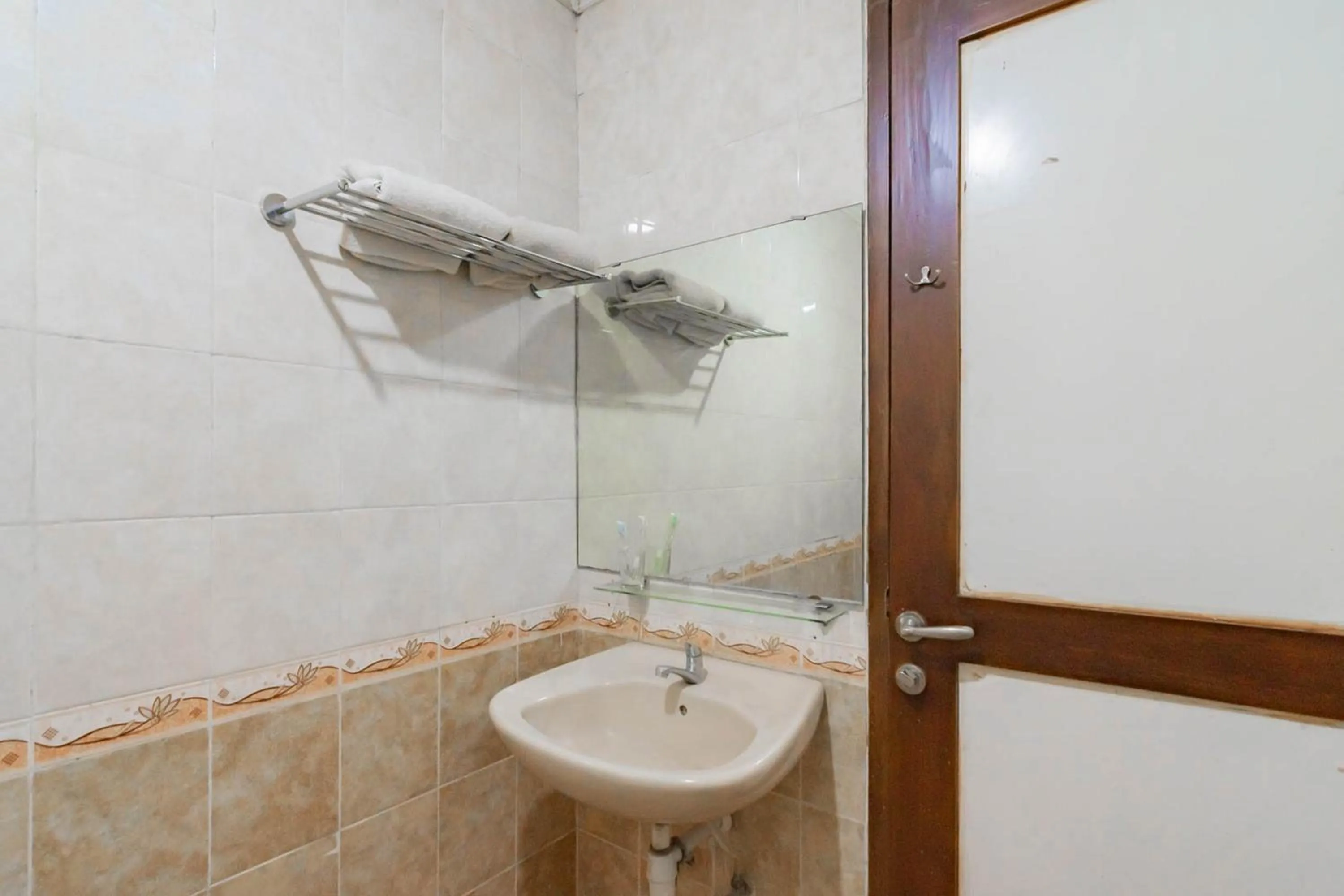 Bathroom in Cihampelas Hotel 2 Mitra RedDoorz