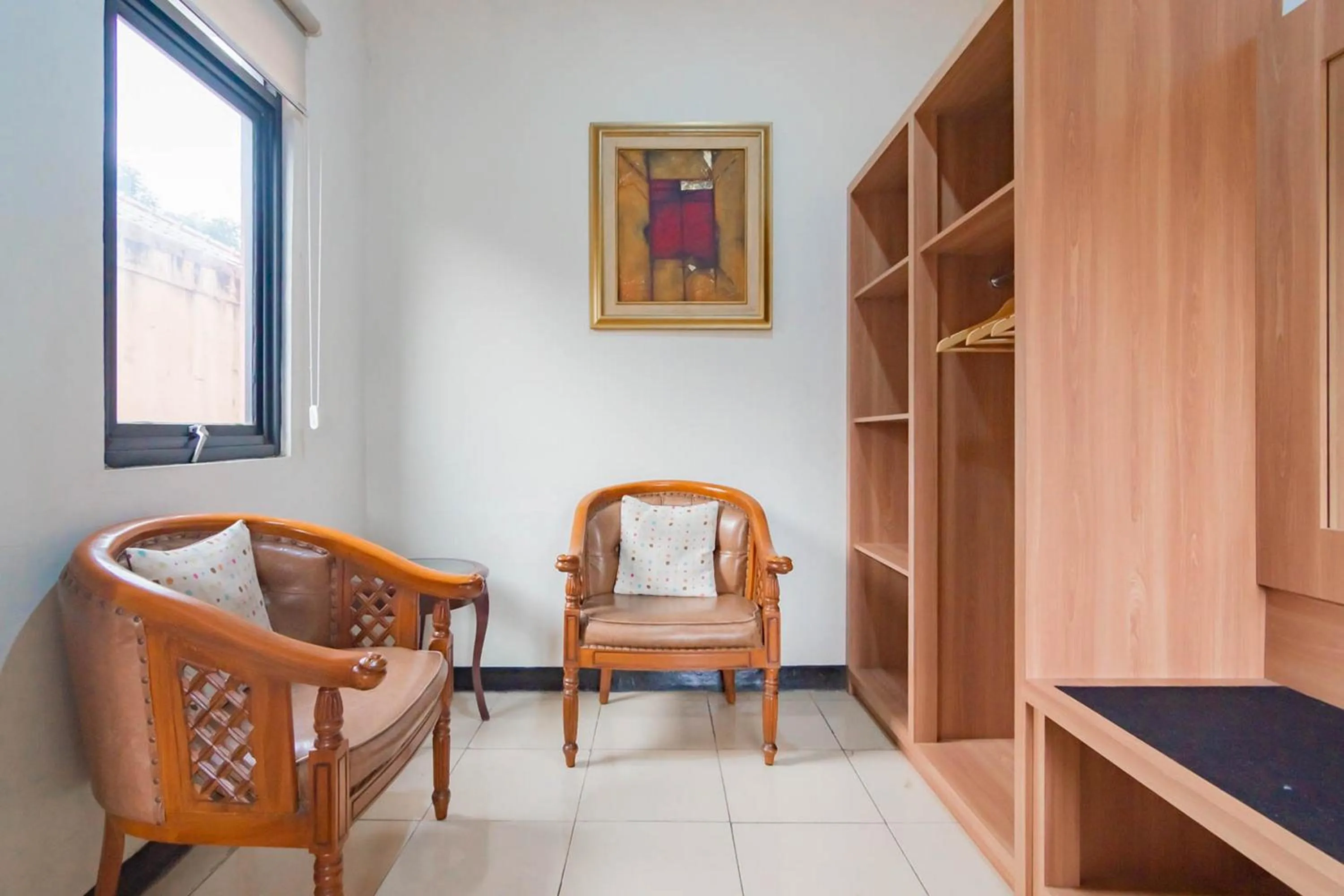 Seating area in Cihampelas Hotel 2 Mitra RedDoorz