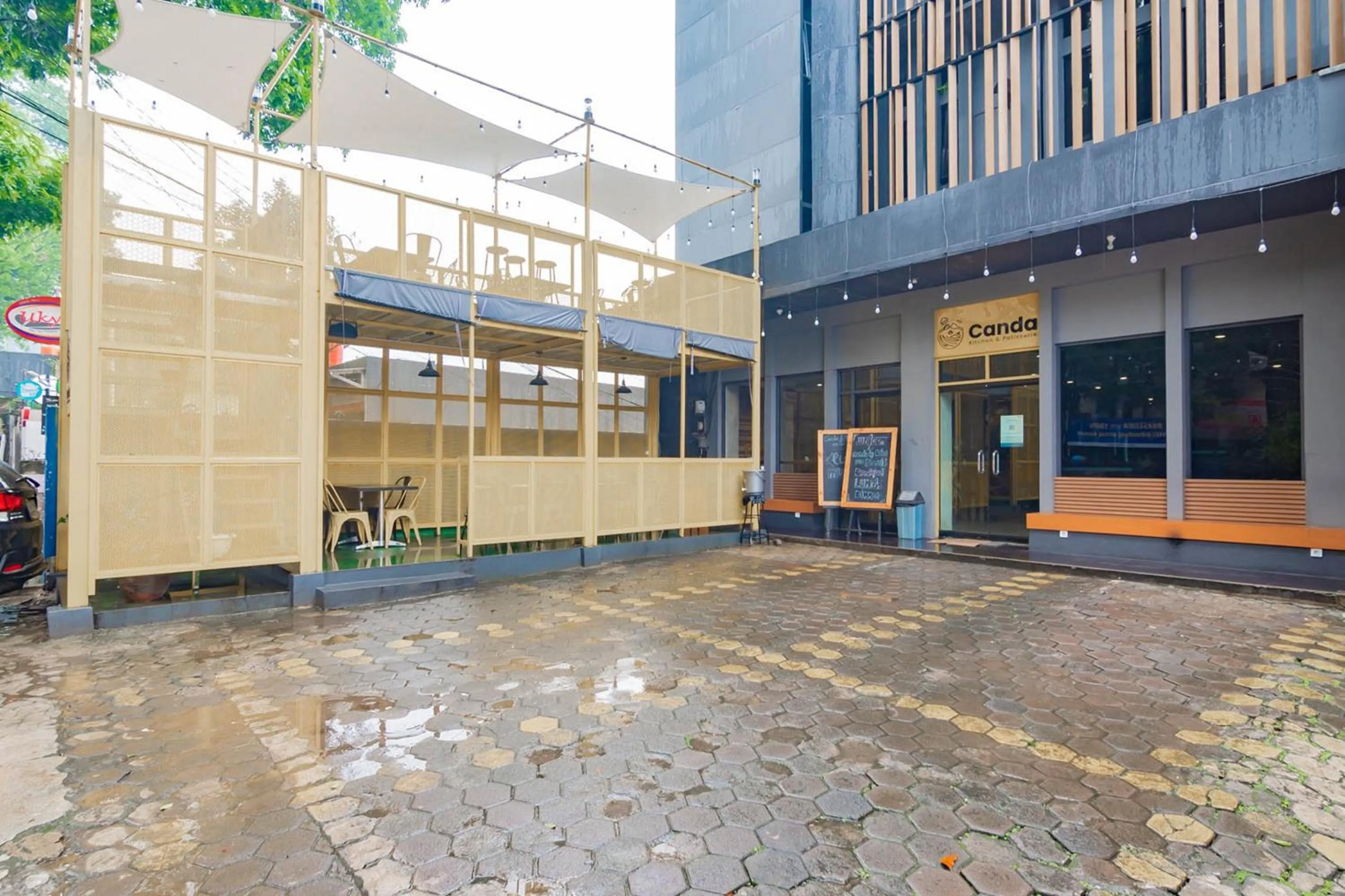 Facade/entrance in Cihampelas Hotel 2 Mitra RedDoorz