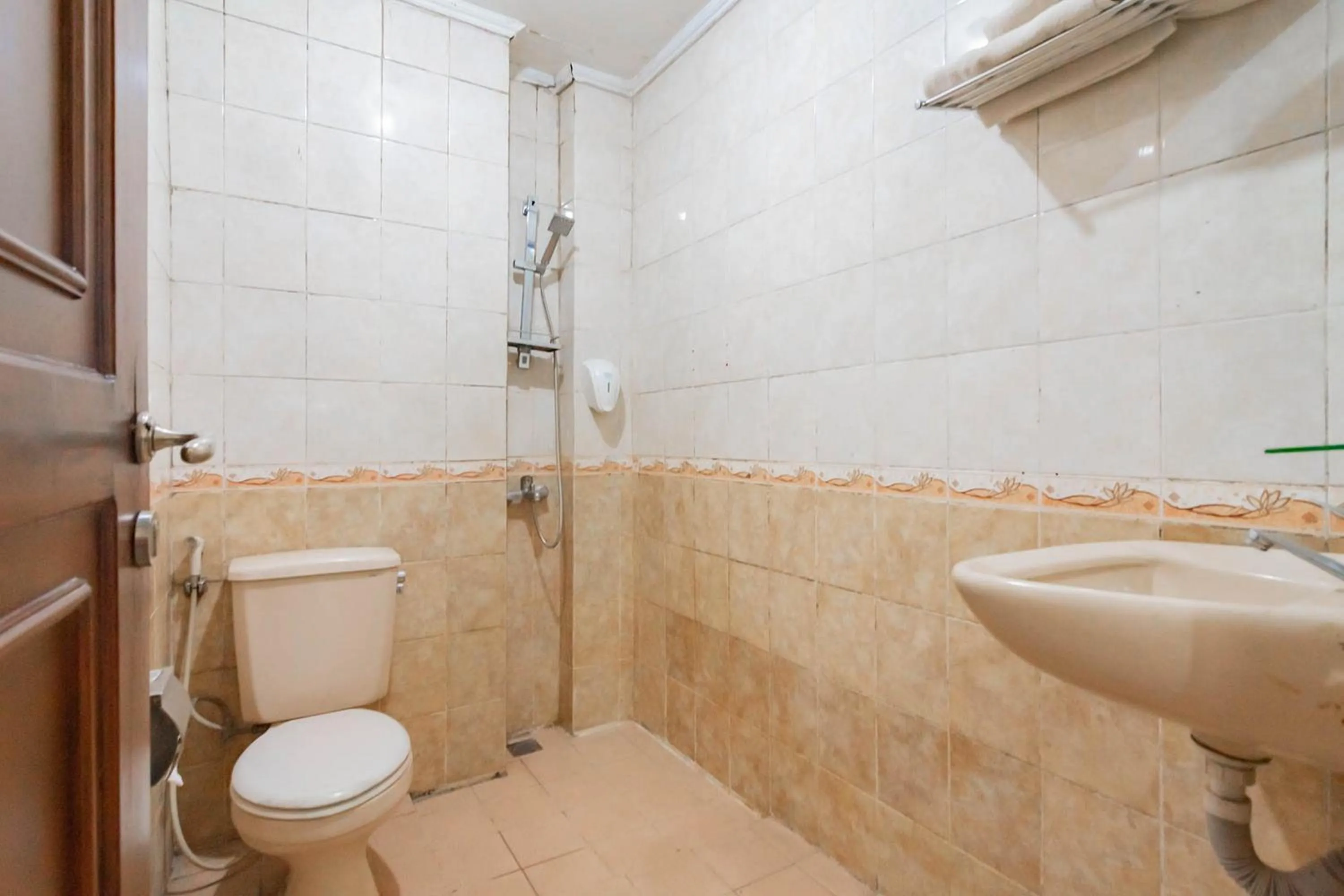 Bathroom in Cihampelas Hotel 2 Mitra RedDoorz