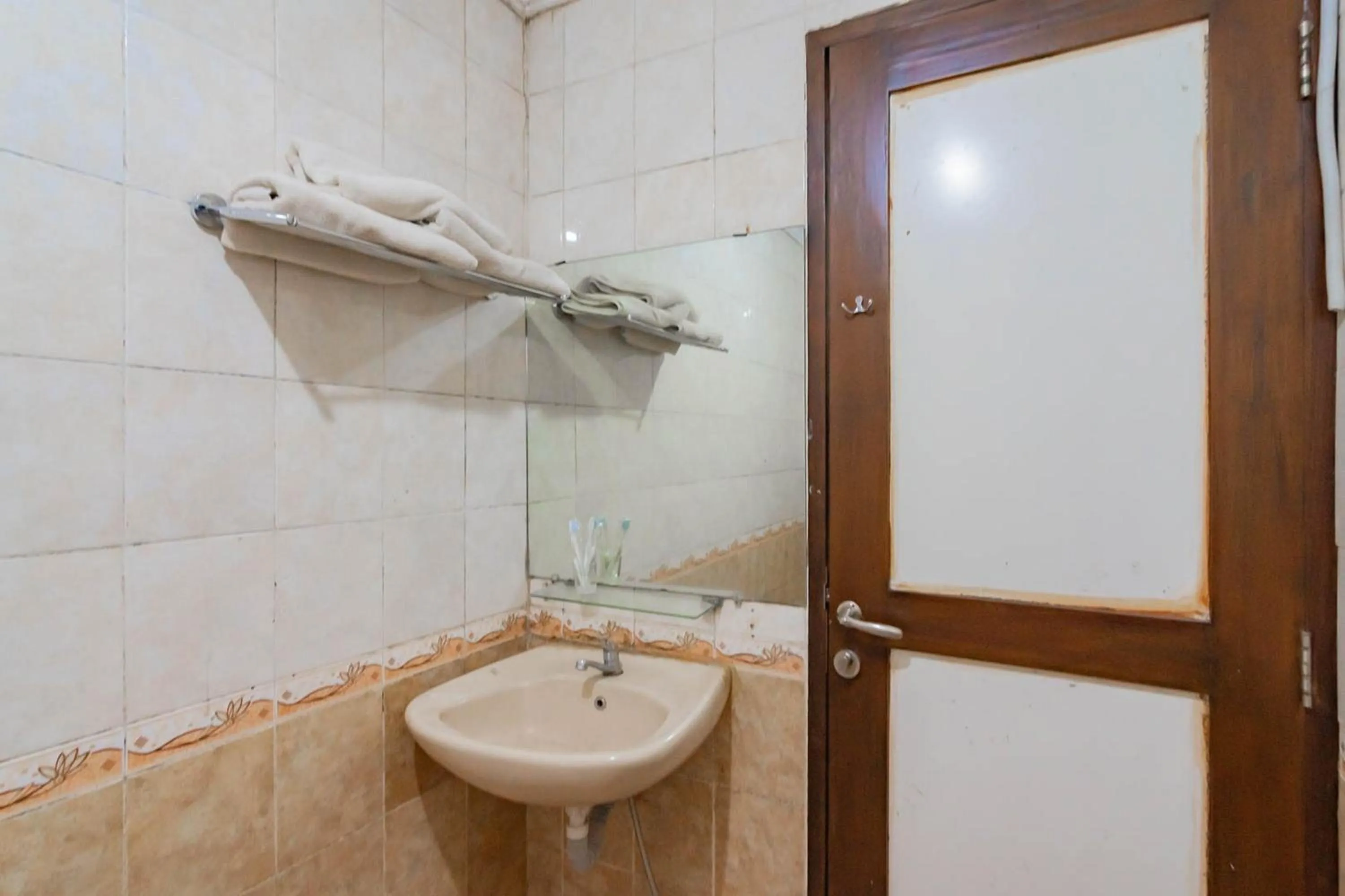 Bathroom in Cihampelas Hotel 2 Mitra RedDoorz