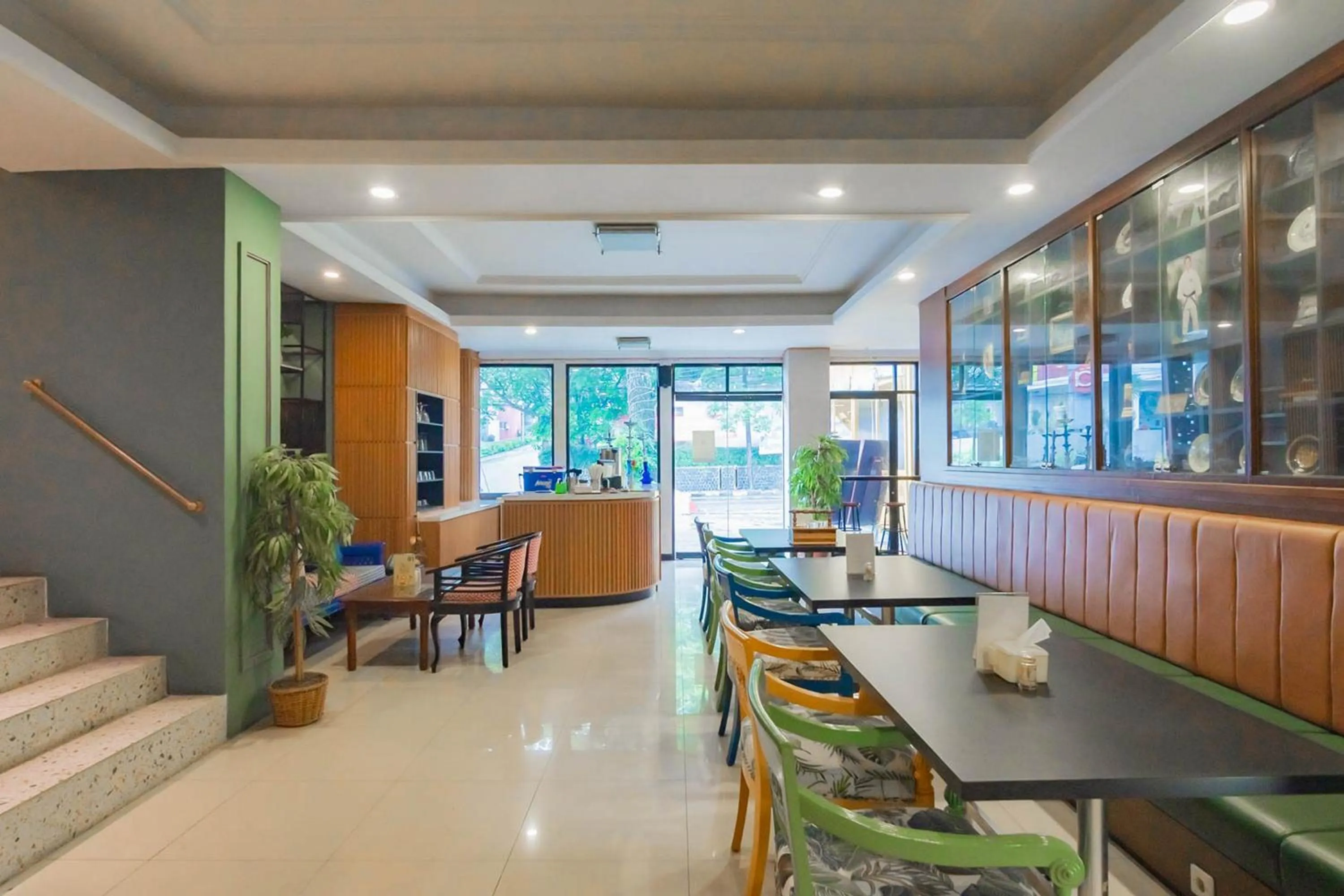 Restaurant/places to eat in Cihampelas Hotel 2 Mitra RedDoorz