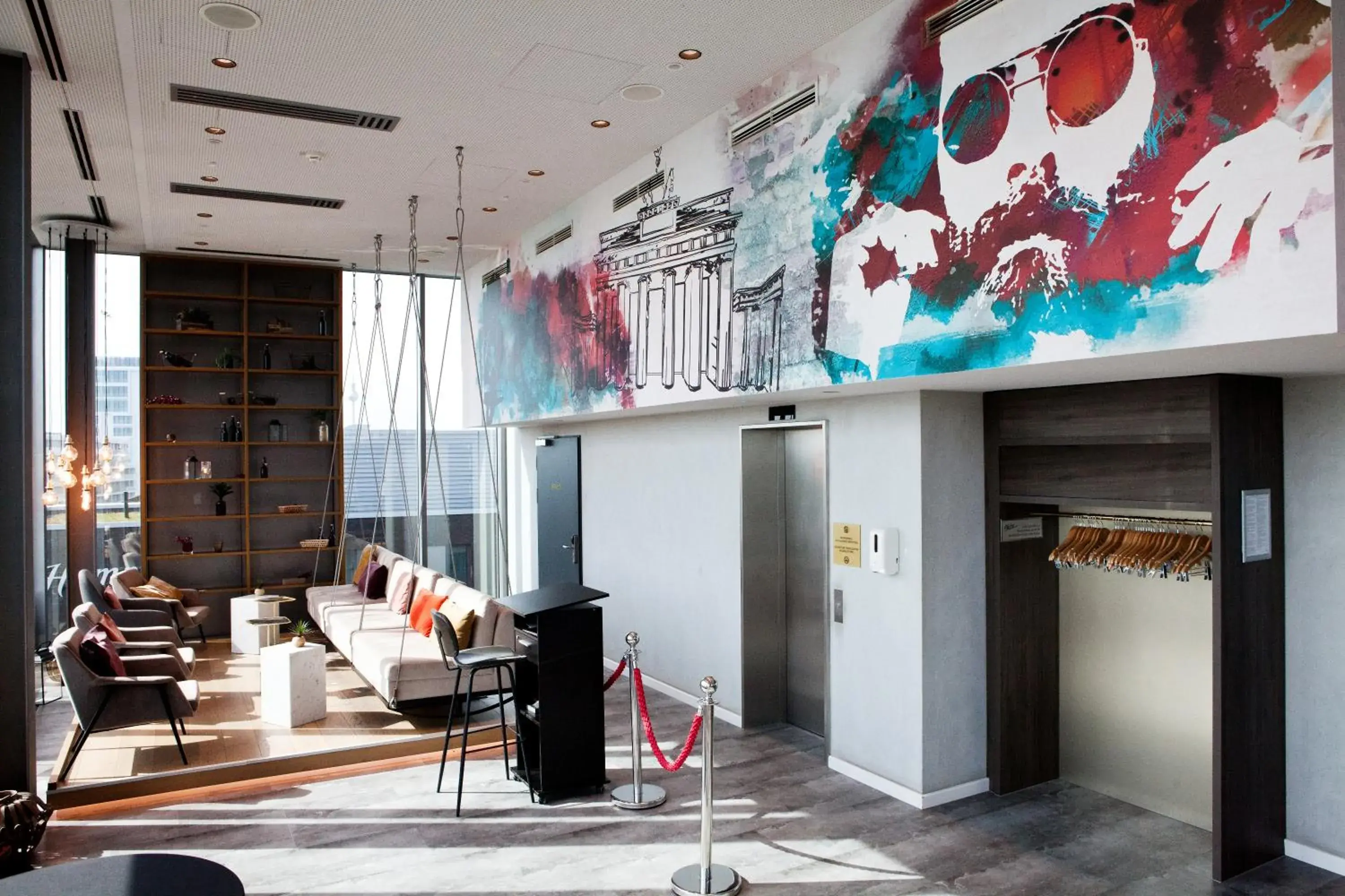 Living room in Hotel Indigo Berlin - East Side Gallery Living room in Hotel Indigo Berlin - East Side Gallery
