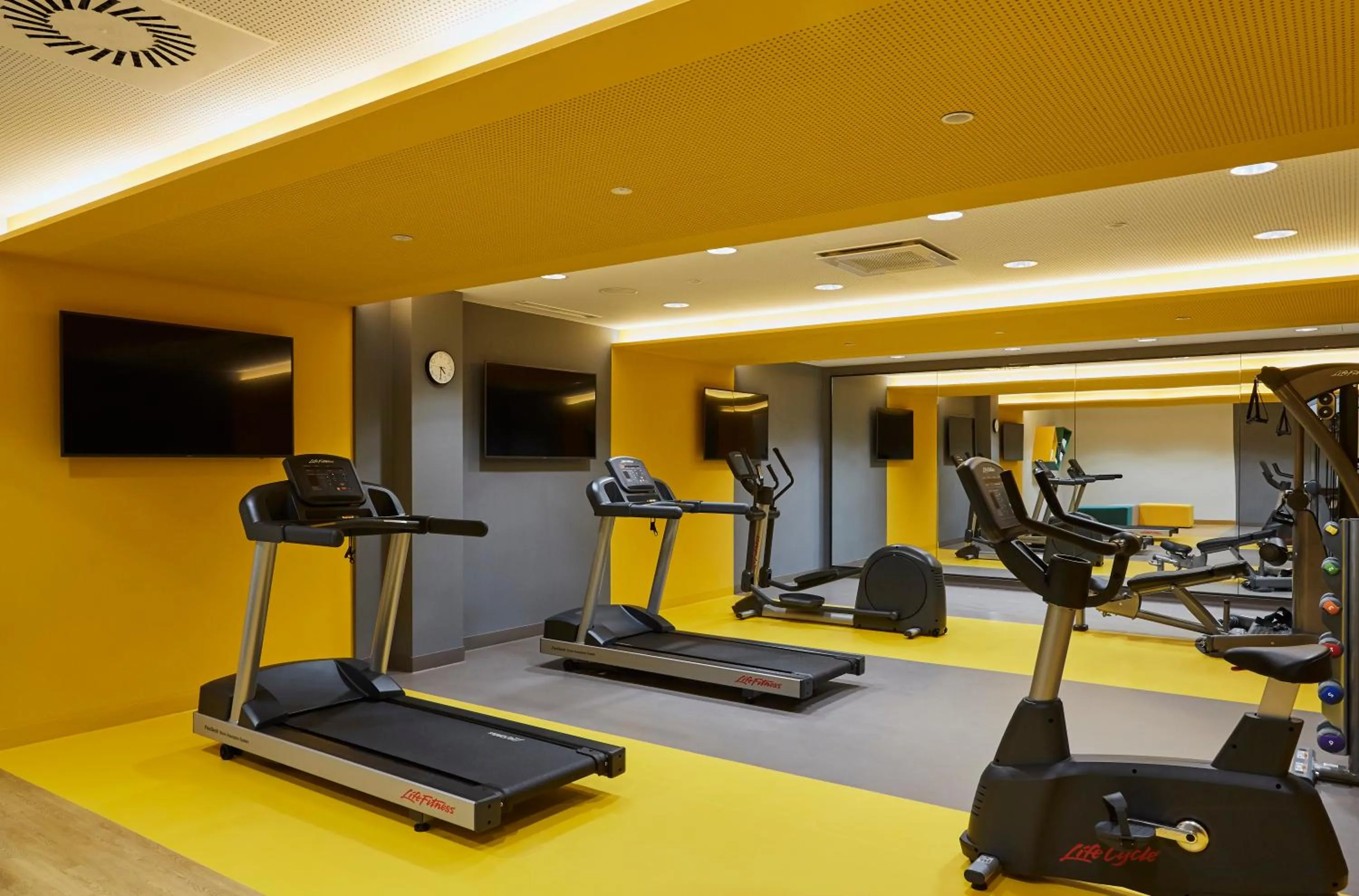 TV and multimedia in Hotel Indigo Berlin - East Side Gallery