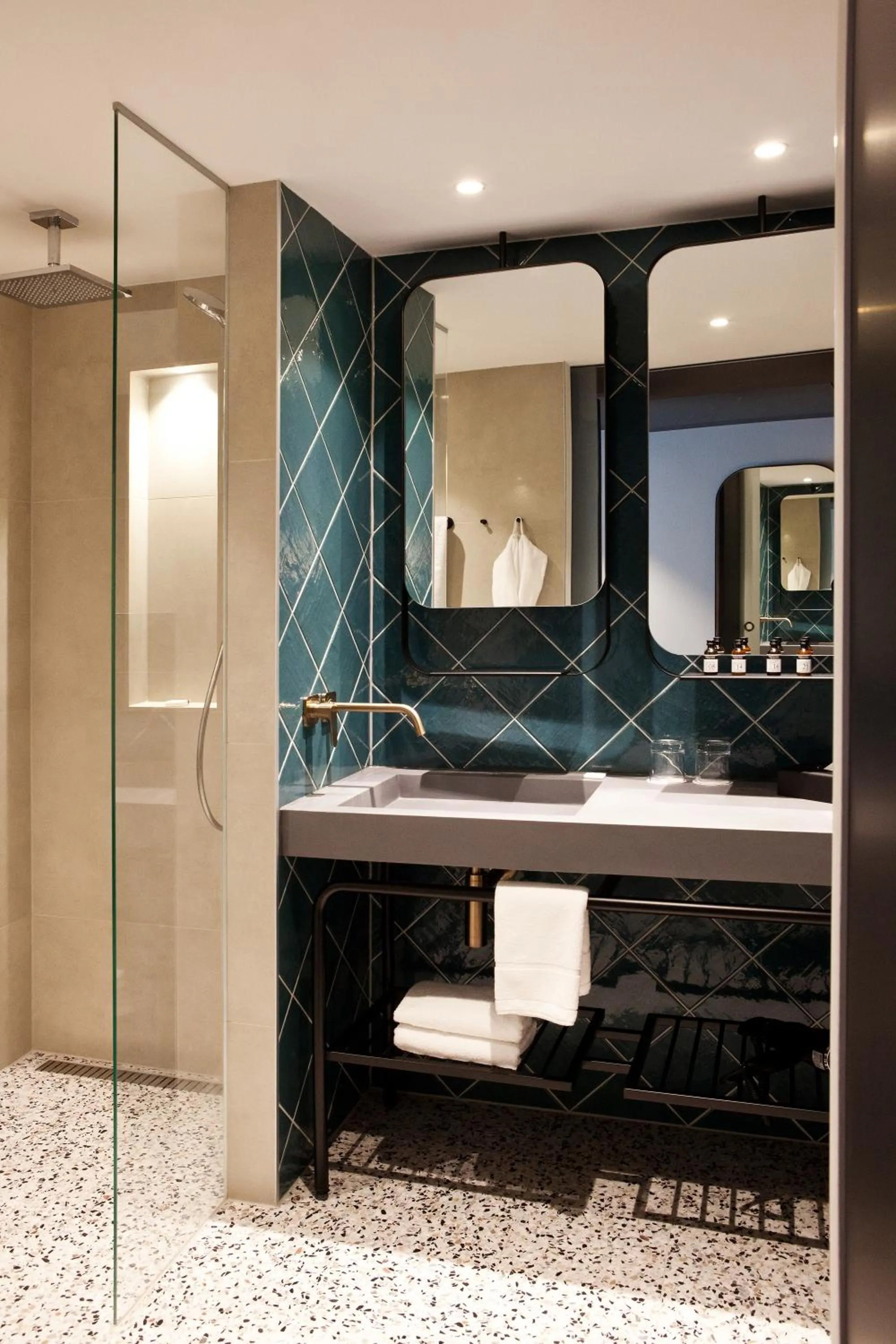 Shower in Hotel Indigo Berlin - East Side Gallery