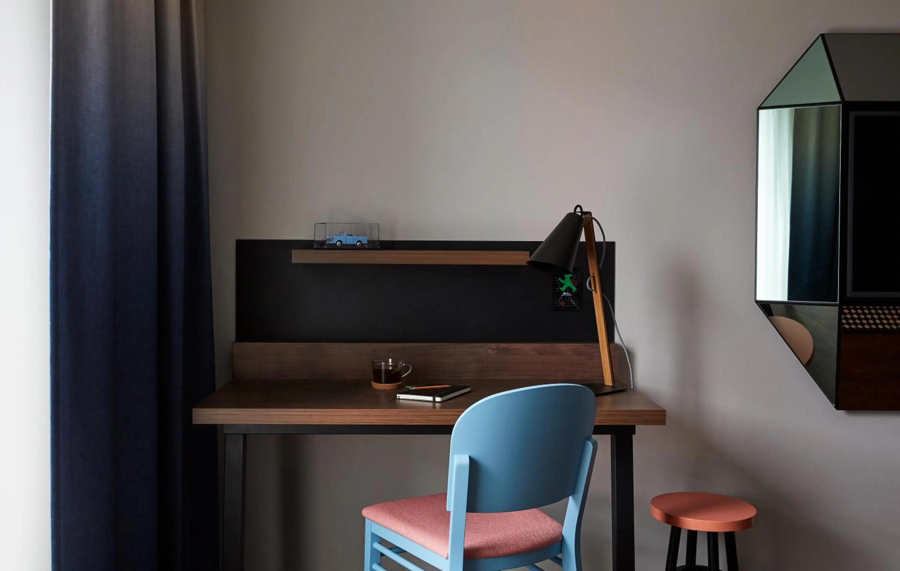 Seating area in Hotel Indigo Berlin - East Side Gallery