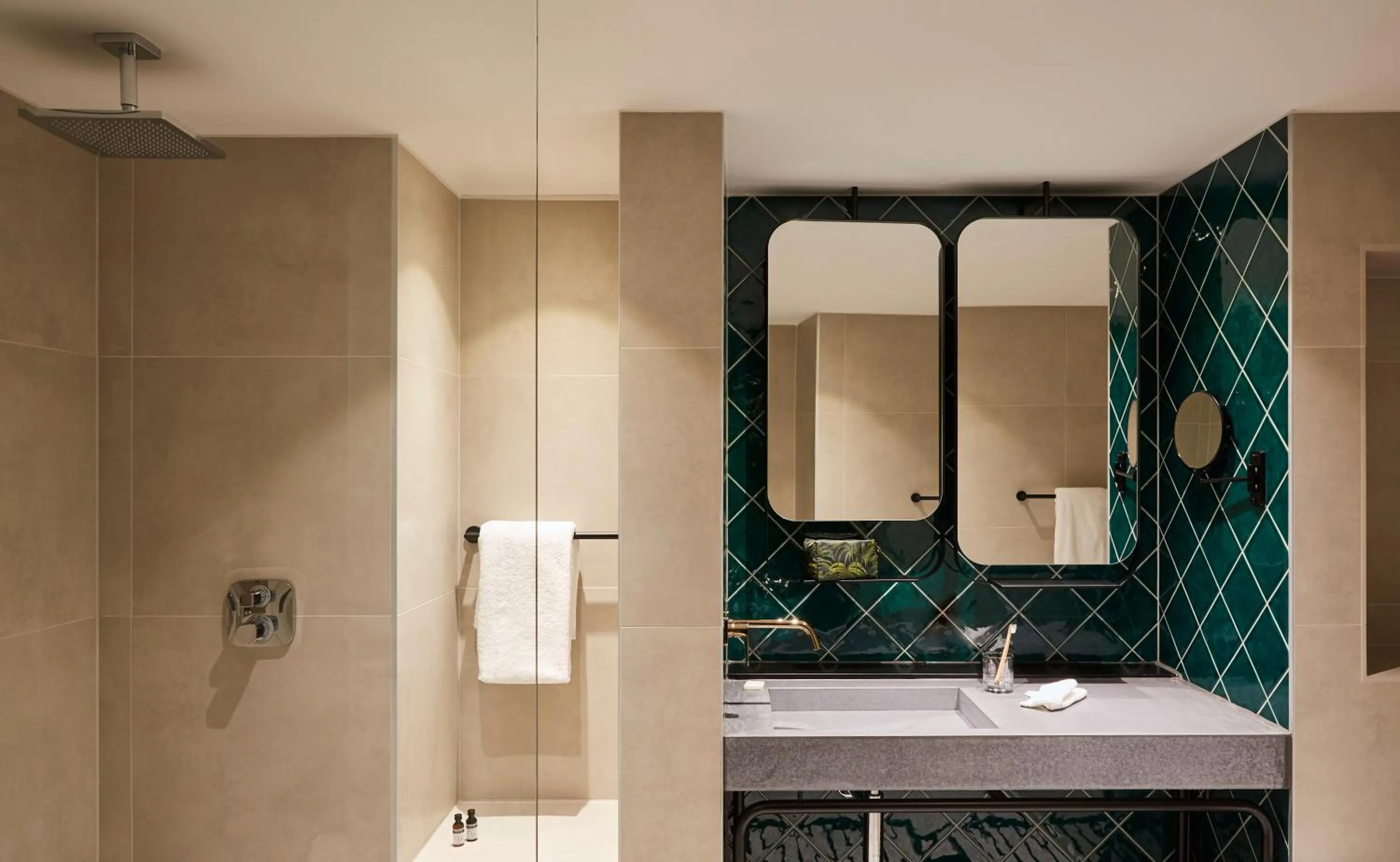 Shower in Hotel Indigo Berlin - East Side Gallery