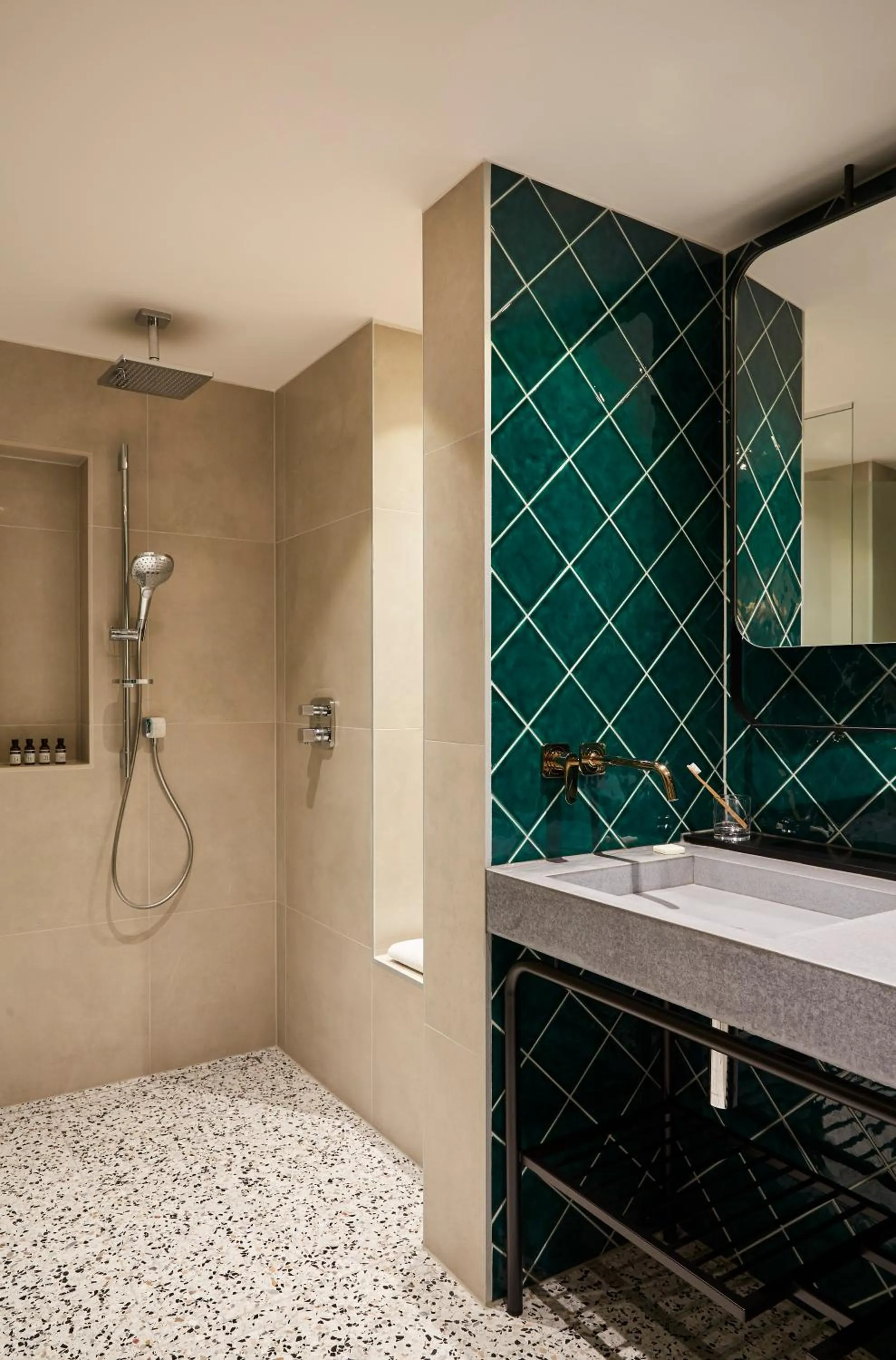 Shower in Hotel Indigo Berlin - East Side Gallery