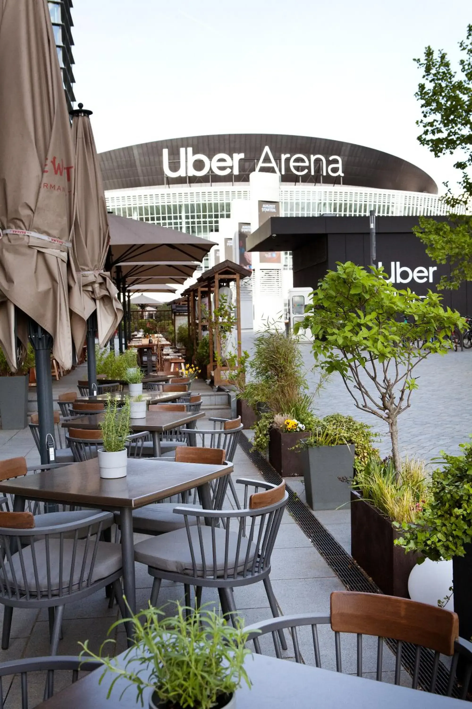 Property building in Hotel Indigo Berlin - East Side Gallery Property building in Hotel Indigo Berlin - East Side Gallery