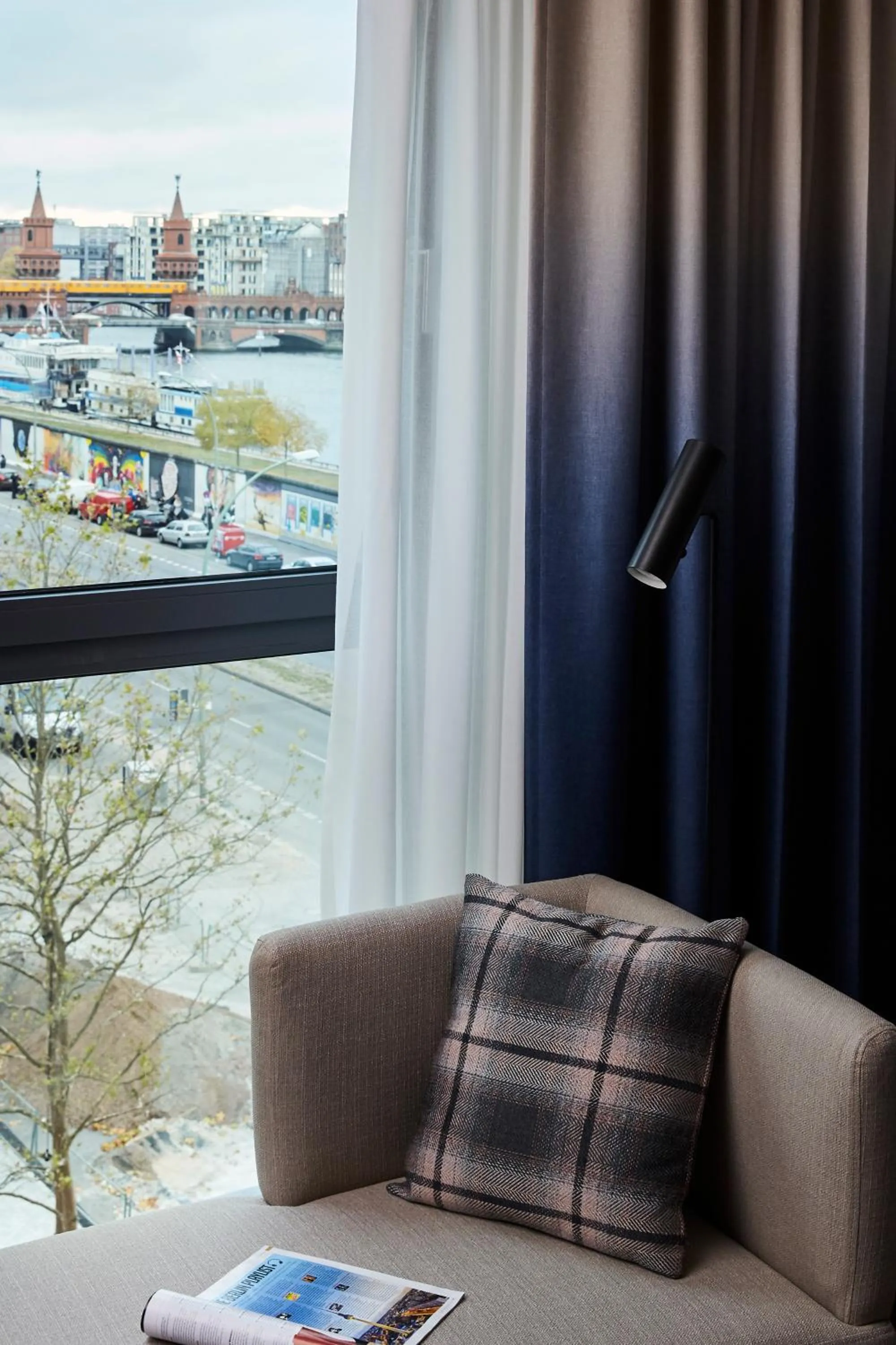 Living room in Hotel Indigo Berlin - East Side Gallery