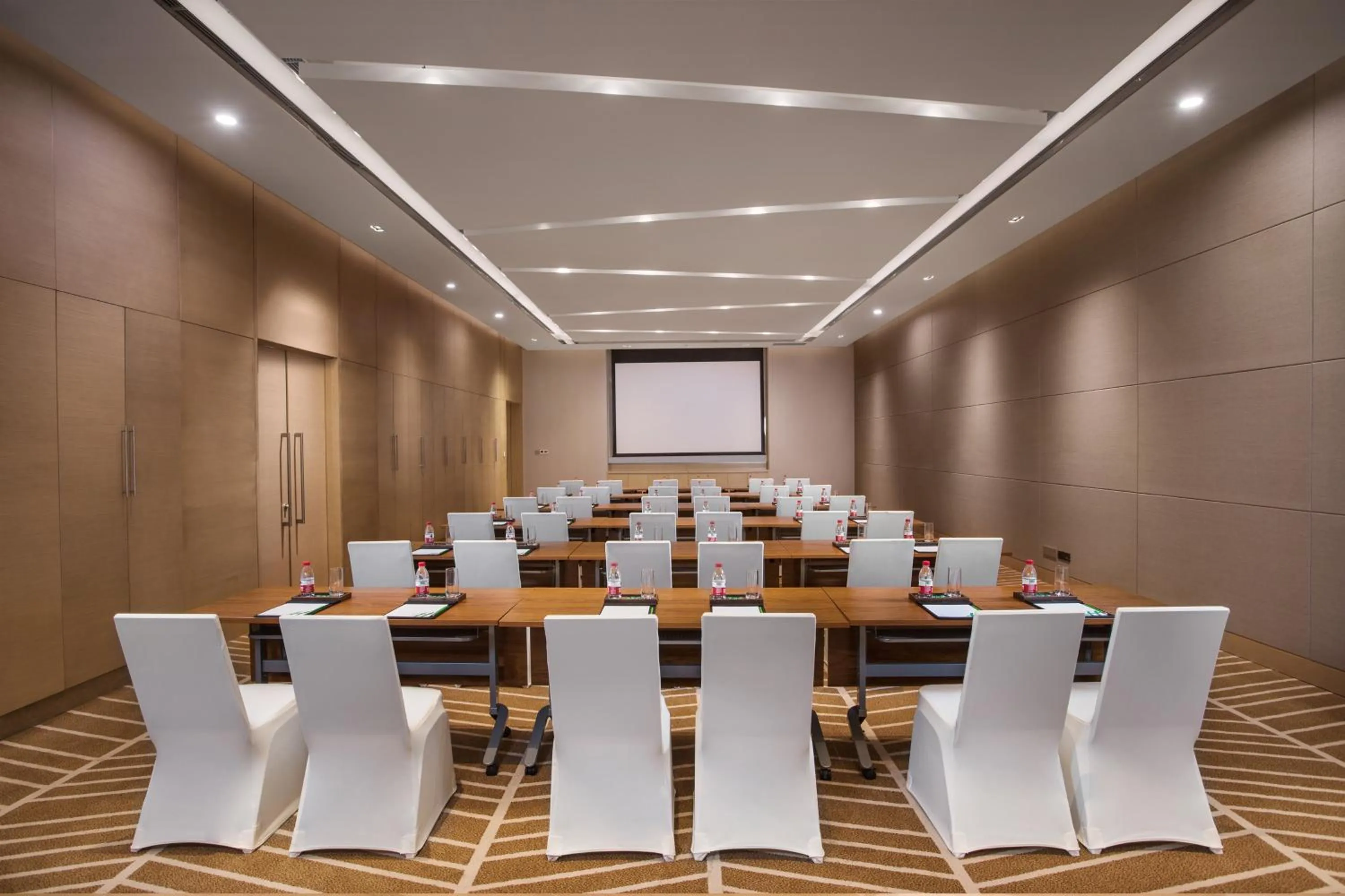 Meeting/conference room in Holiday Inn Wuxi Taihu New City by IHG