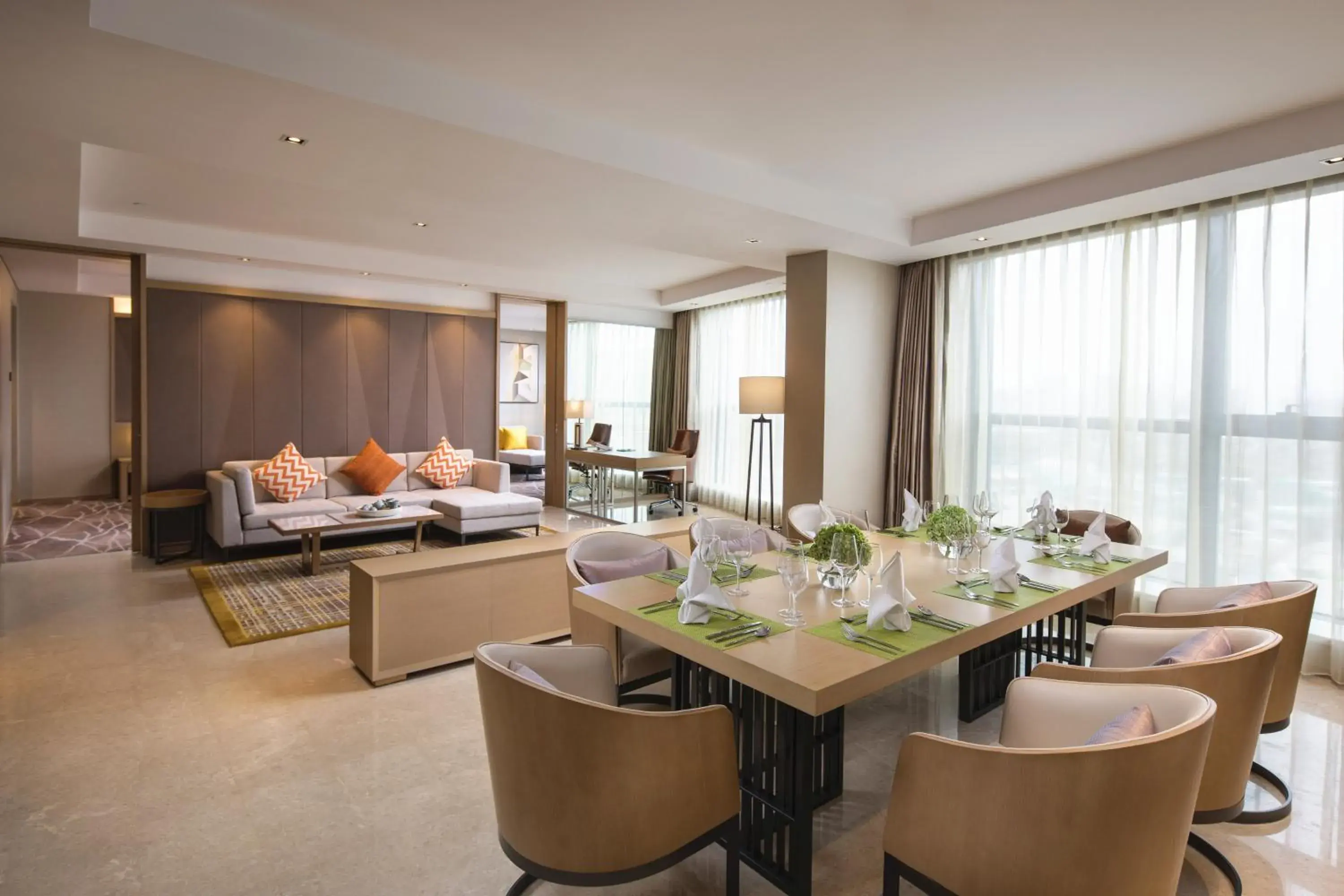 One-Bedroom Suite with Kitchen and Dining - High Floor in Holiday Inn Wuxi Taihu New City by IHG One-Bedroom Suite with Kitchen and Dining - High Floor in Holiday Inn Wuxi Taihu New City by IHG