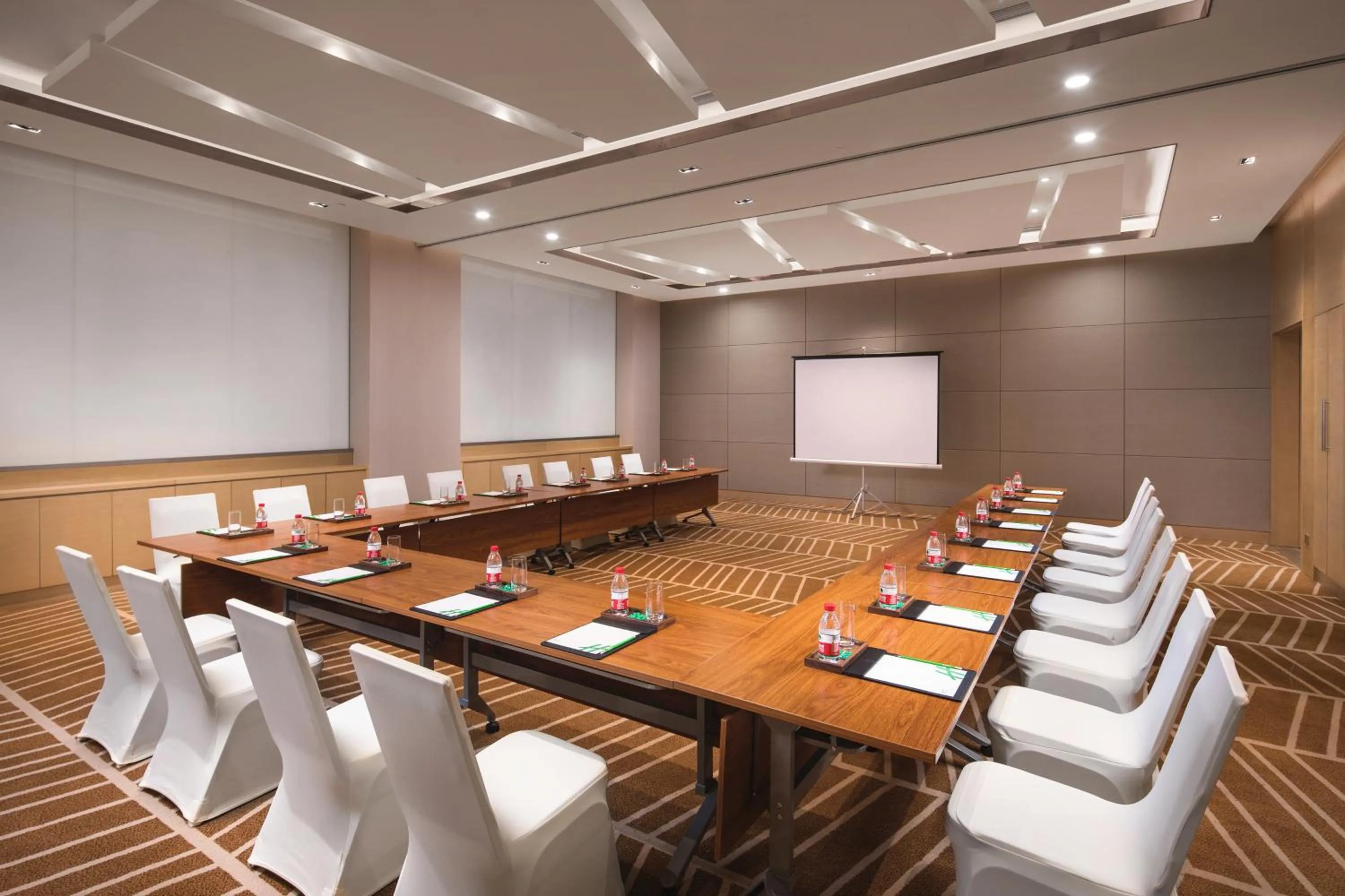 Meeting/conference room in Holiday Inn Wuxi Taihu New City by IHG