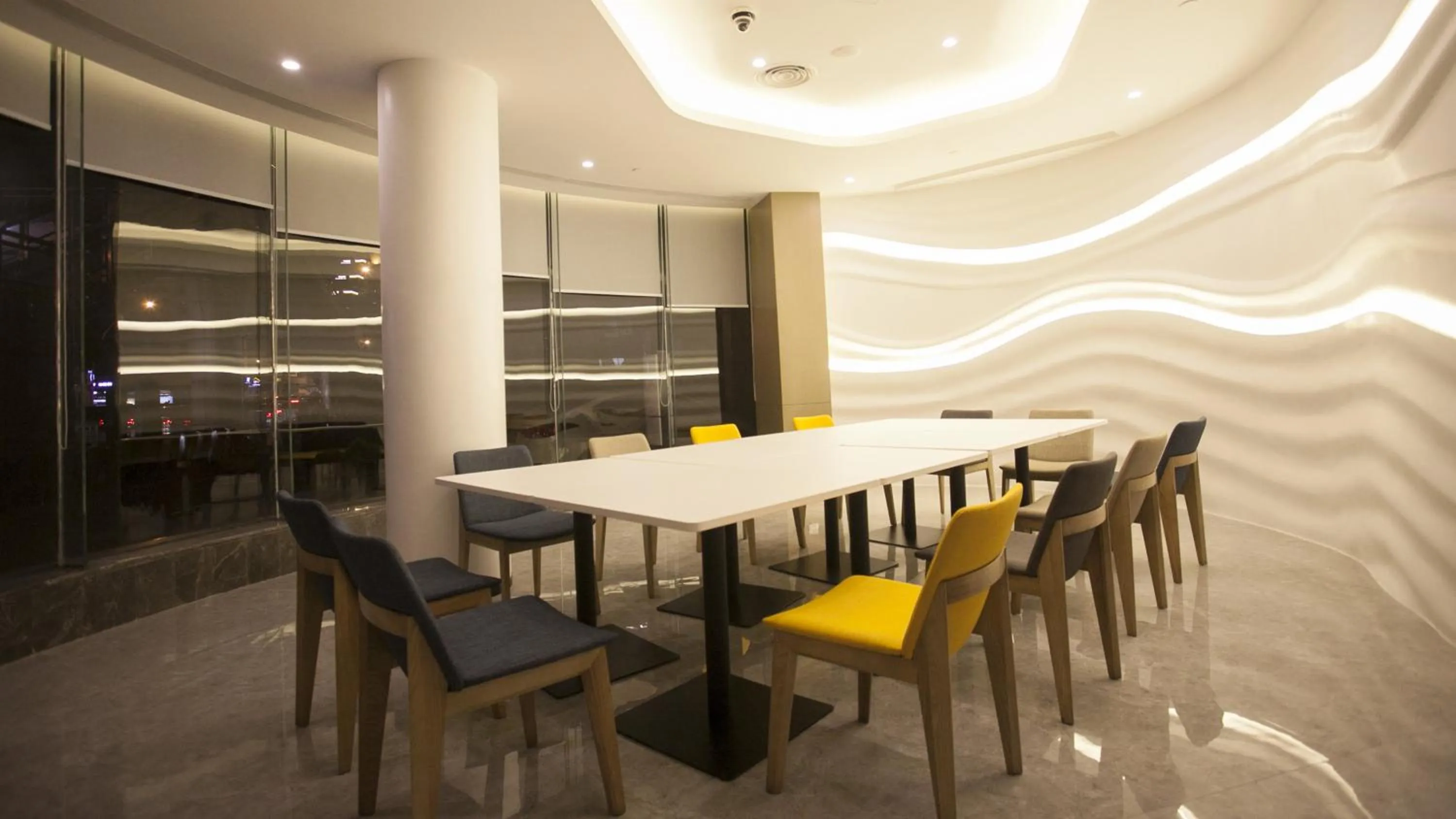 Meeting/conference room in Holiday Inn Express - Xiamen City Center by IHG