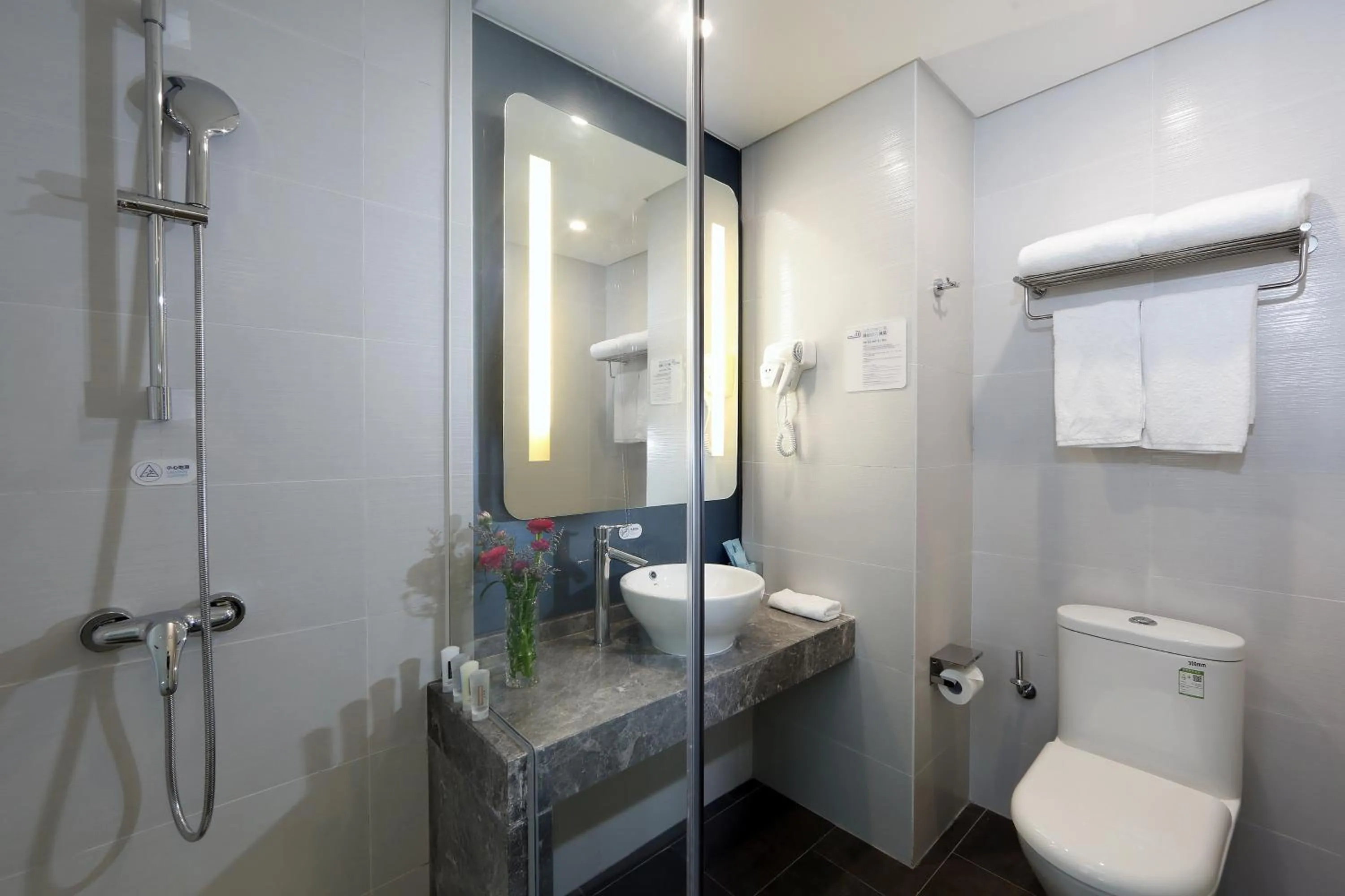 Bathroom in Holiday Inn Express - Xiamen City Center by IHG