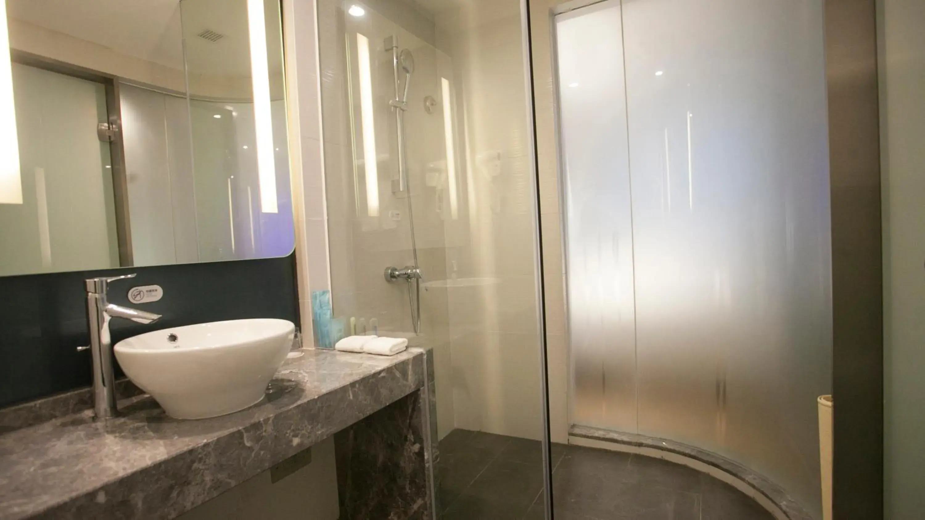 Photo of the whole room in Holiday Inn Express - Xiamen City Center by IHG Photo of the whole room in Holiday Inn Express - Xiamen City Center by IHG