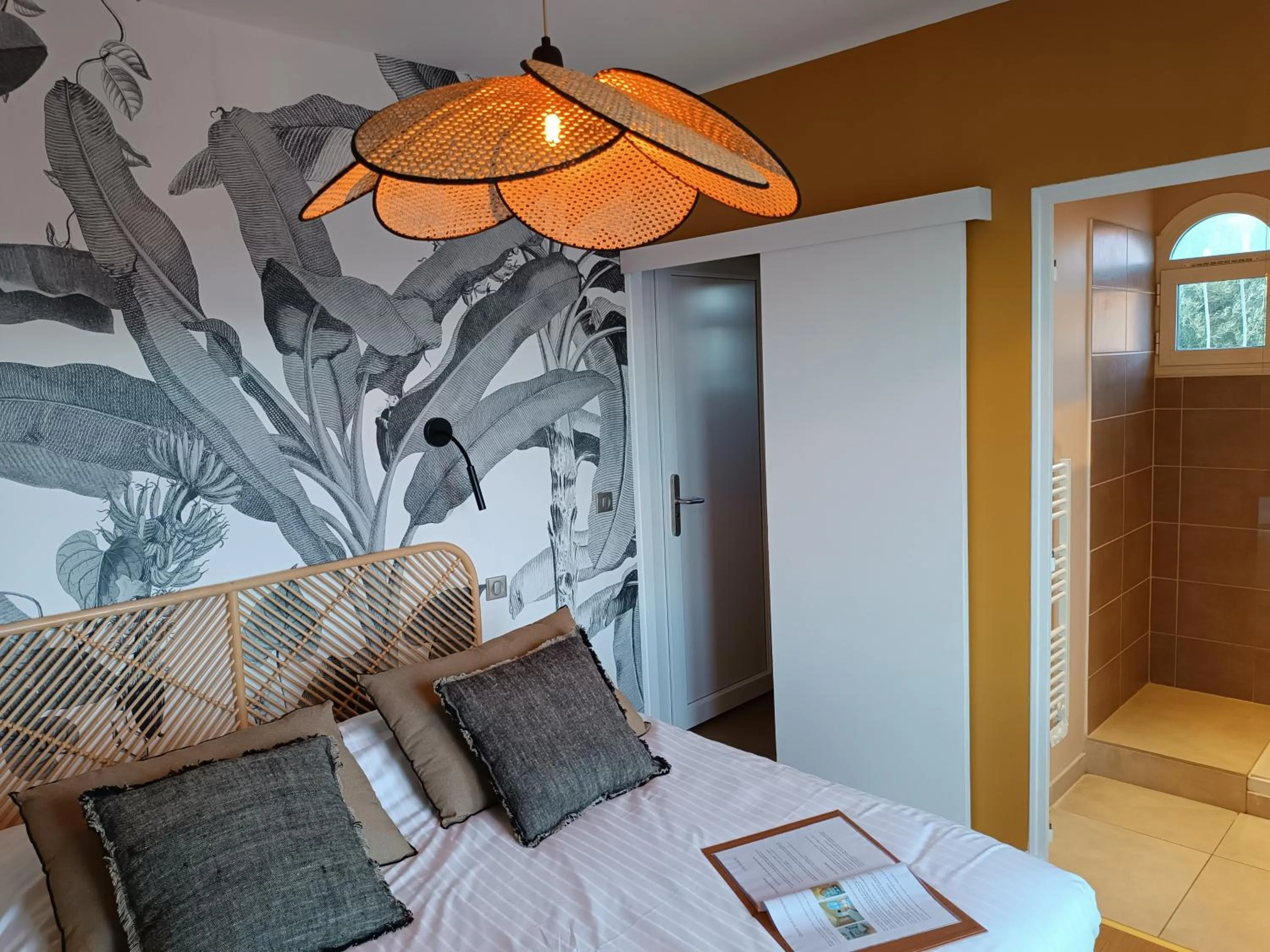 View (from property/room), Bed in Les Galets Hôtel et B&B