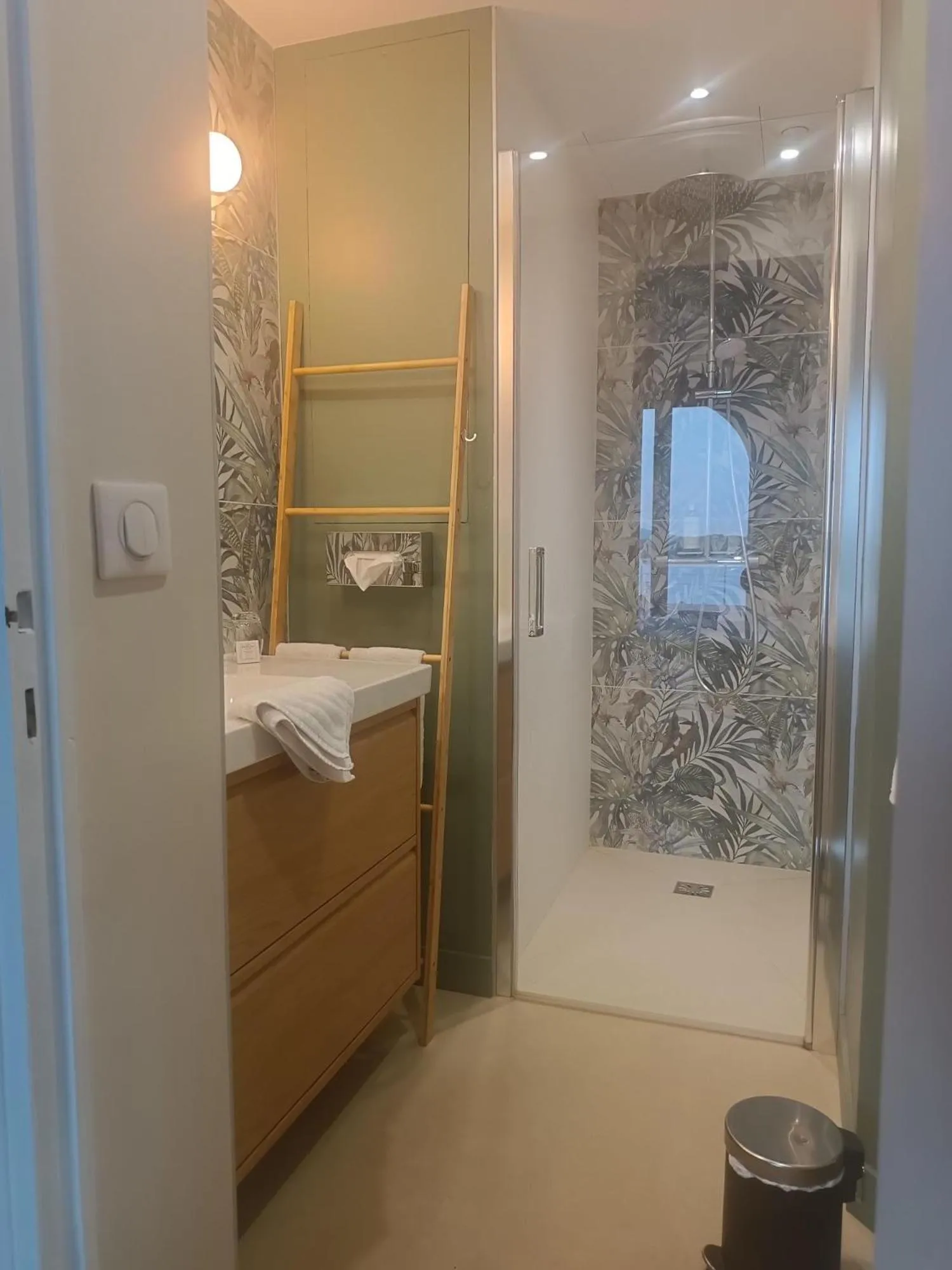 Bathroom, Bed in Les Galets Hôtel et B&B