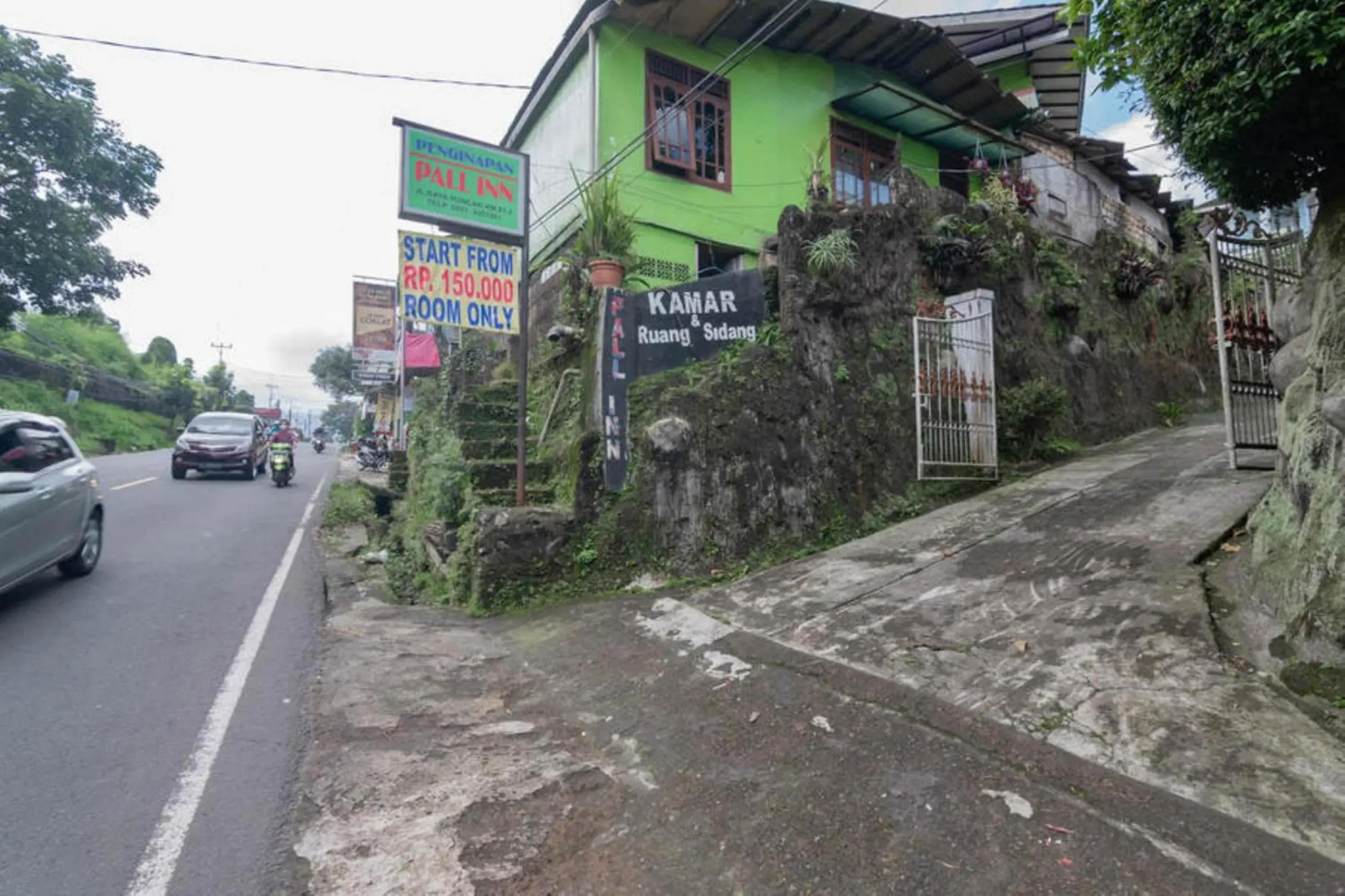 Property building in Pall Inn Puncak Mitra RedDoorz Property building in Pall Inn Puncak Mitra RedDoorz