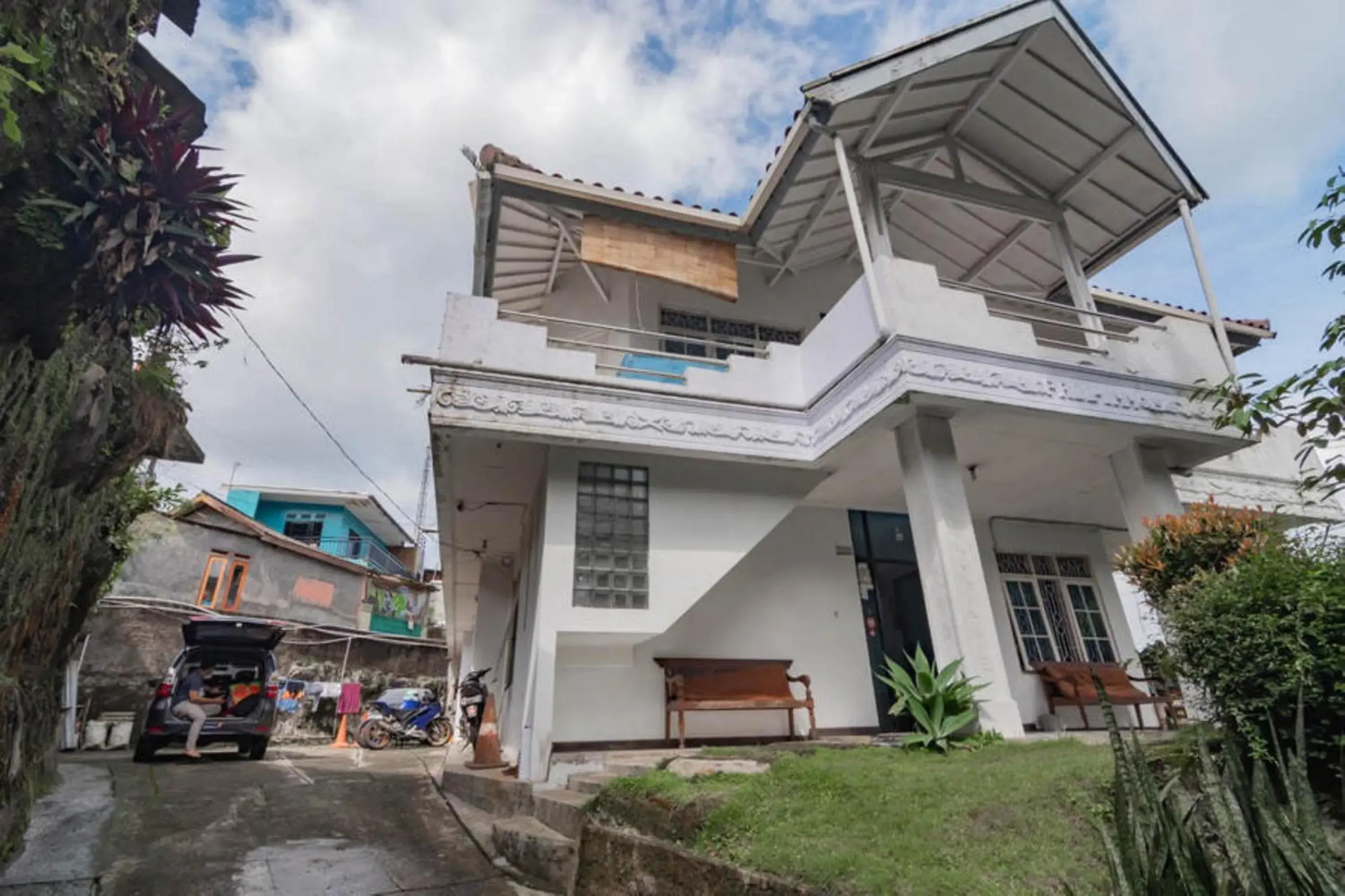 Property building in Pall Inn Puncak Mitra RedDoorz Property building in Pall Inn Puncak Mitra RedDoorz