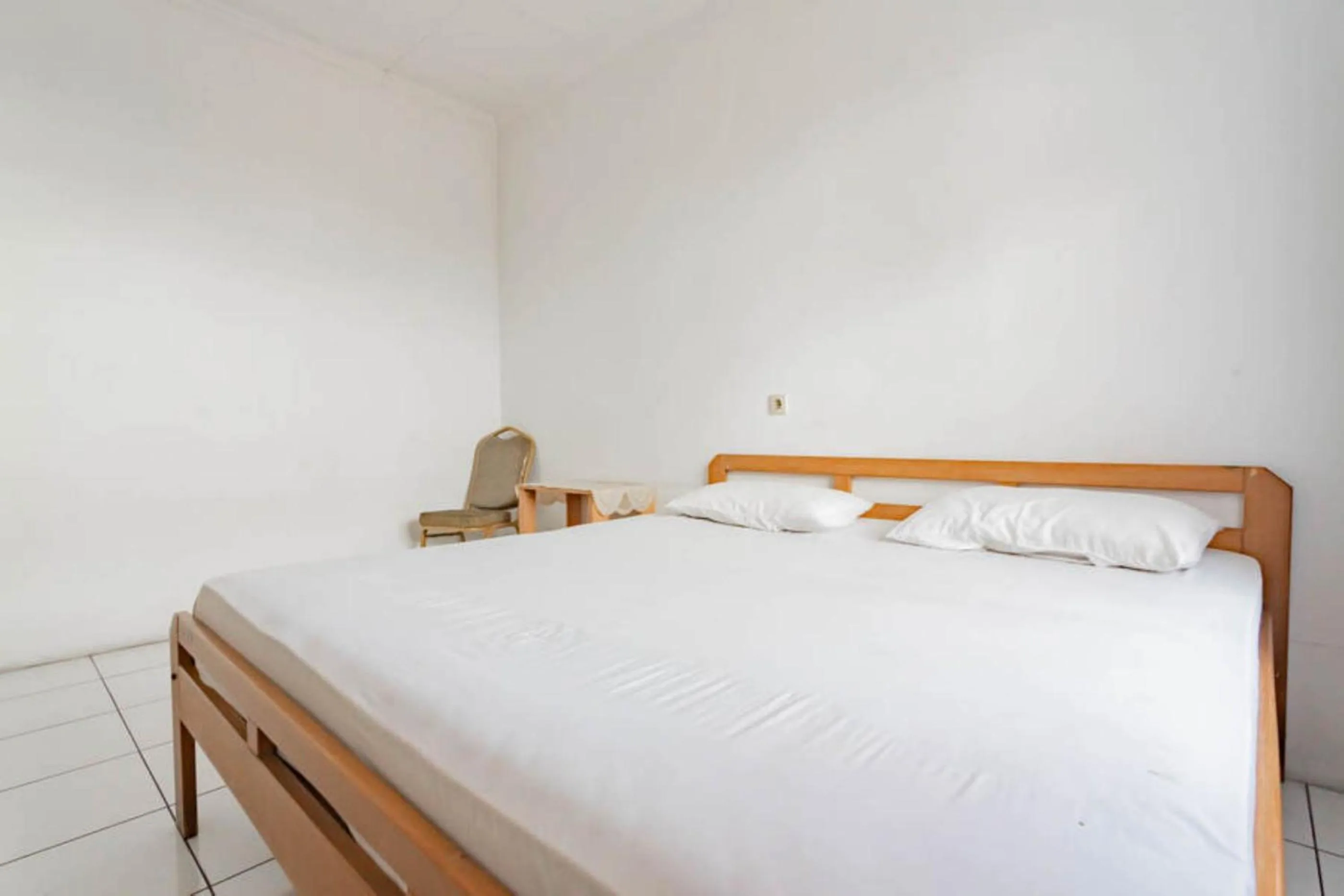 Bedroom, Bed in Pall Inn Puncak Mitra RedDoorz
