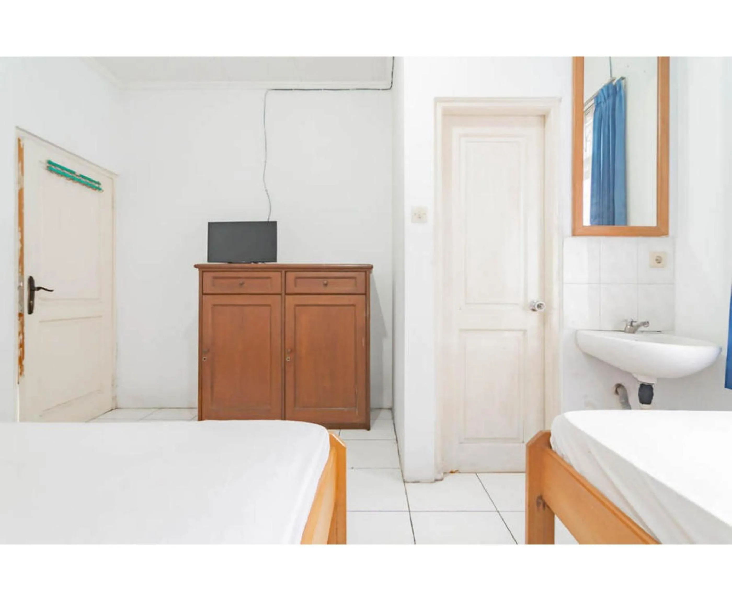 Bathroom, Bed in Pall Inn Puncak Mitra RedDoorz