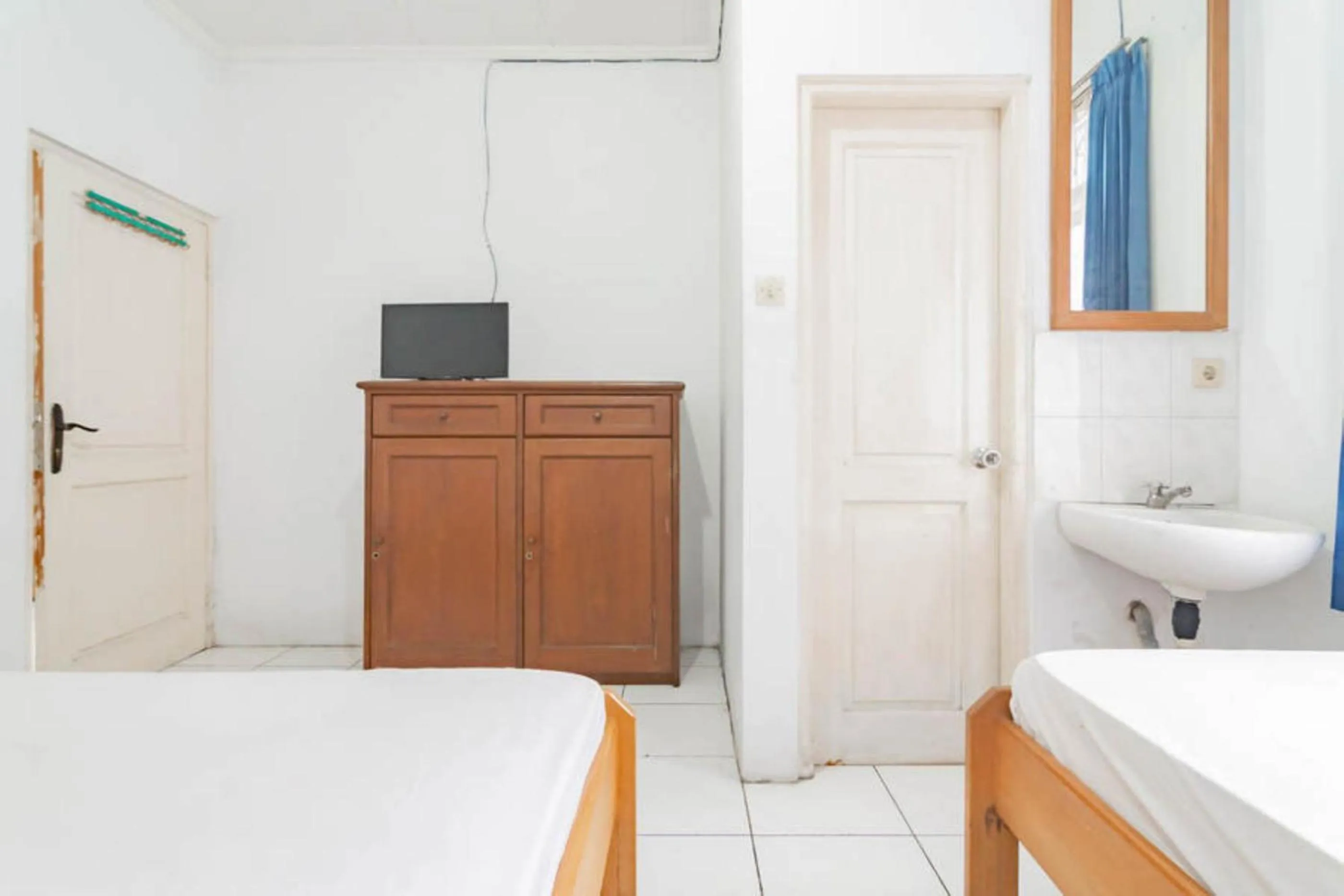 Bedroom, Bed in Pall Inn Puncak Mitra RedDoorz