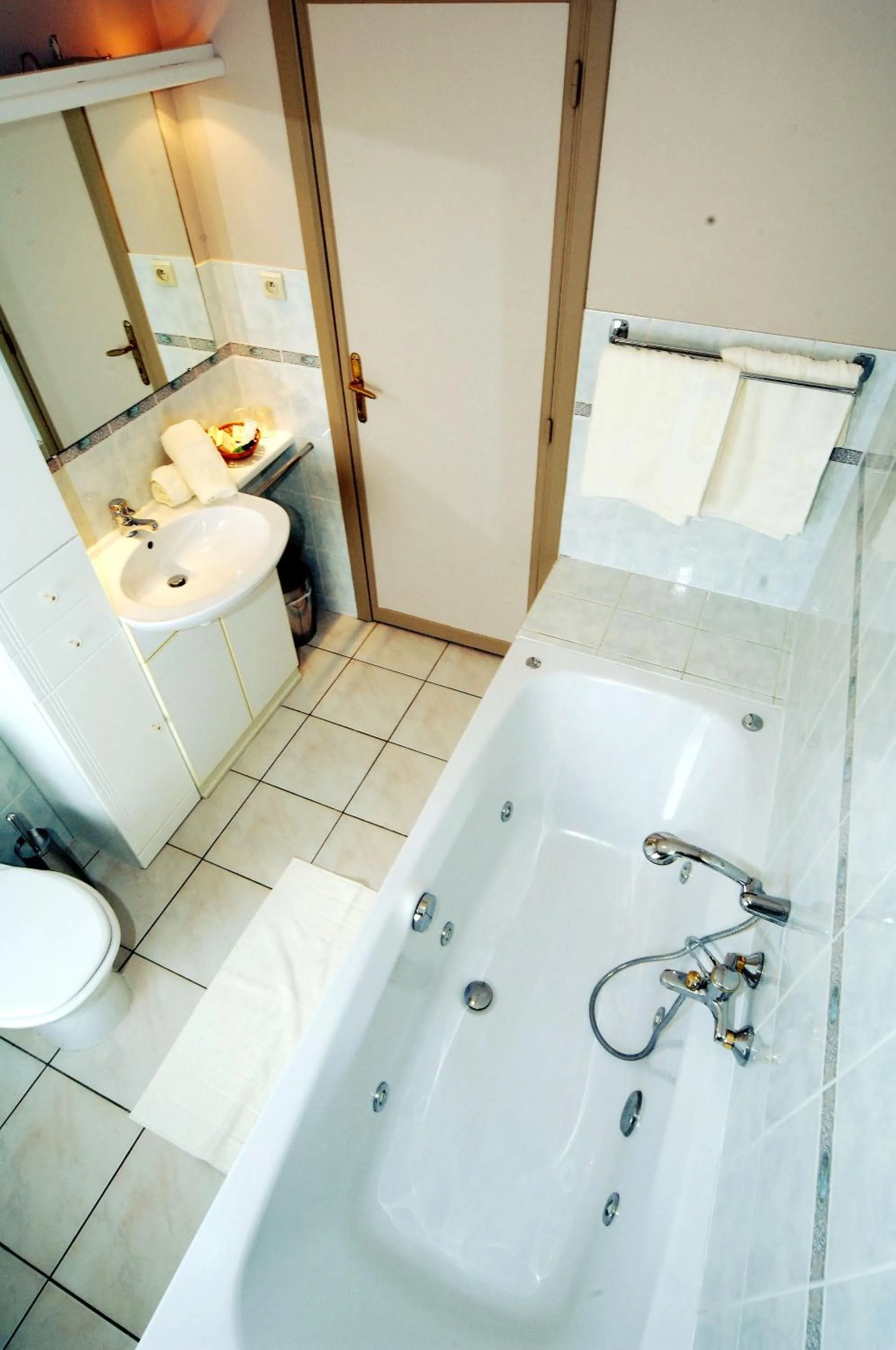 Bathroom in Hôtel Le Saint Loup