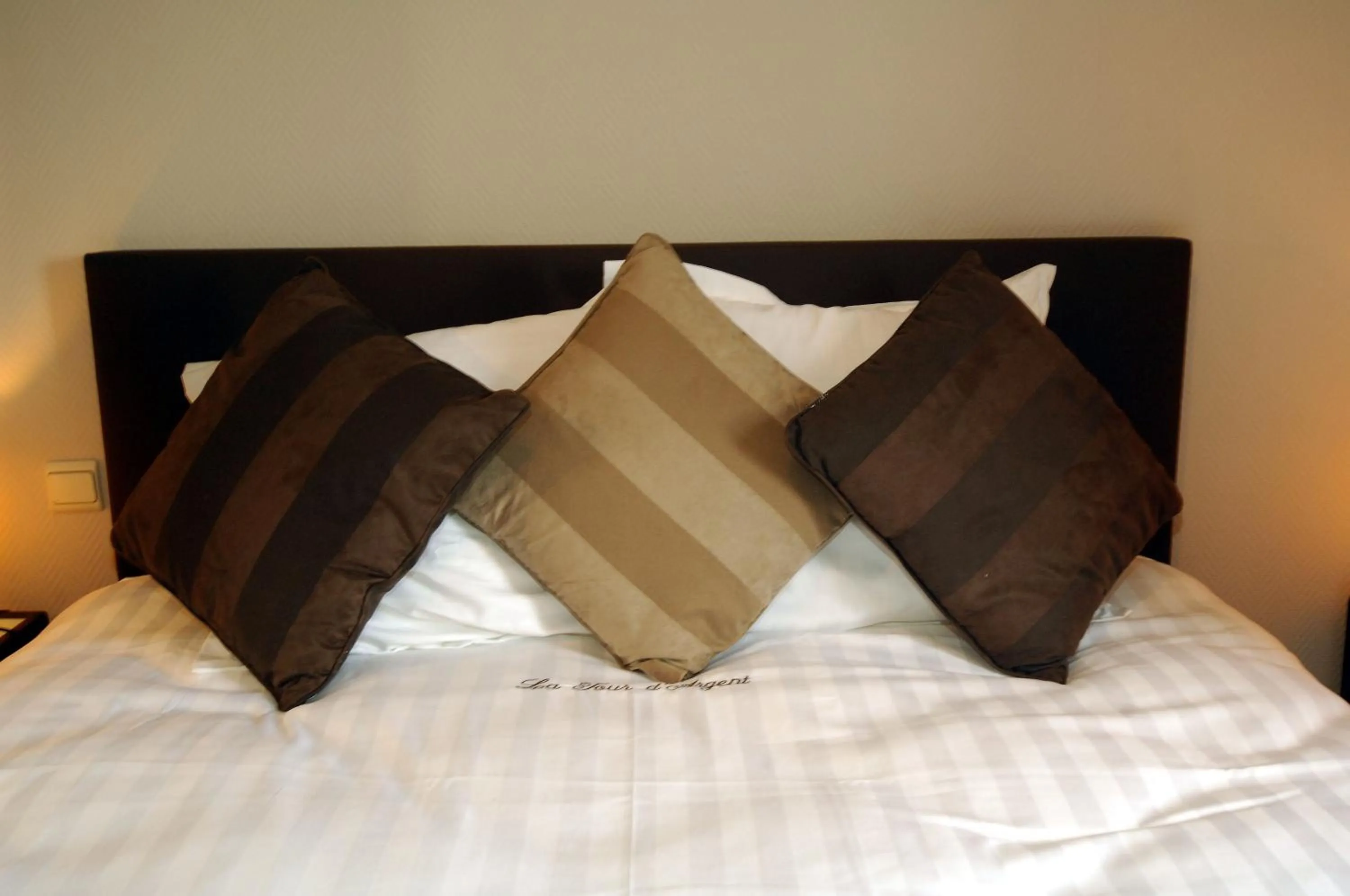 Bed in Hôtel Le Saint Loup