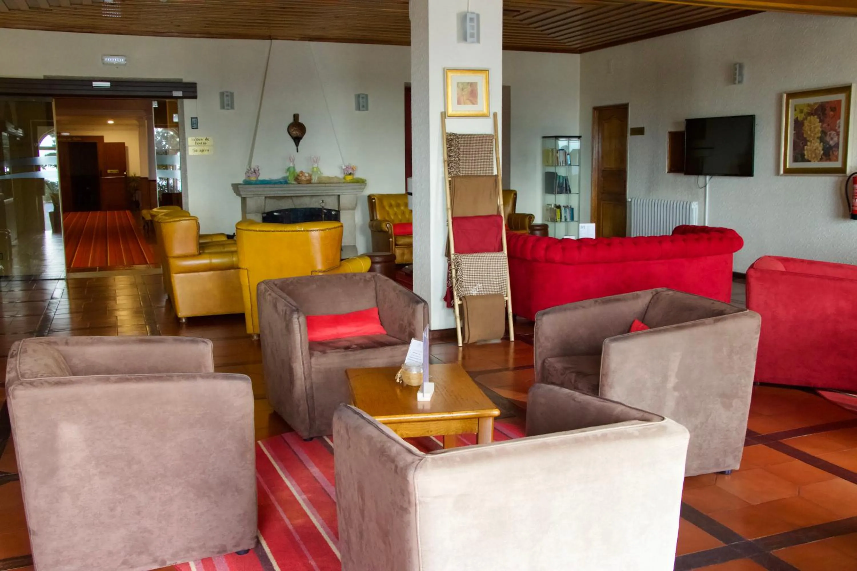 Communal lounge/ TV room in Hotel Eurosol Gouveia