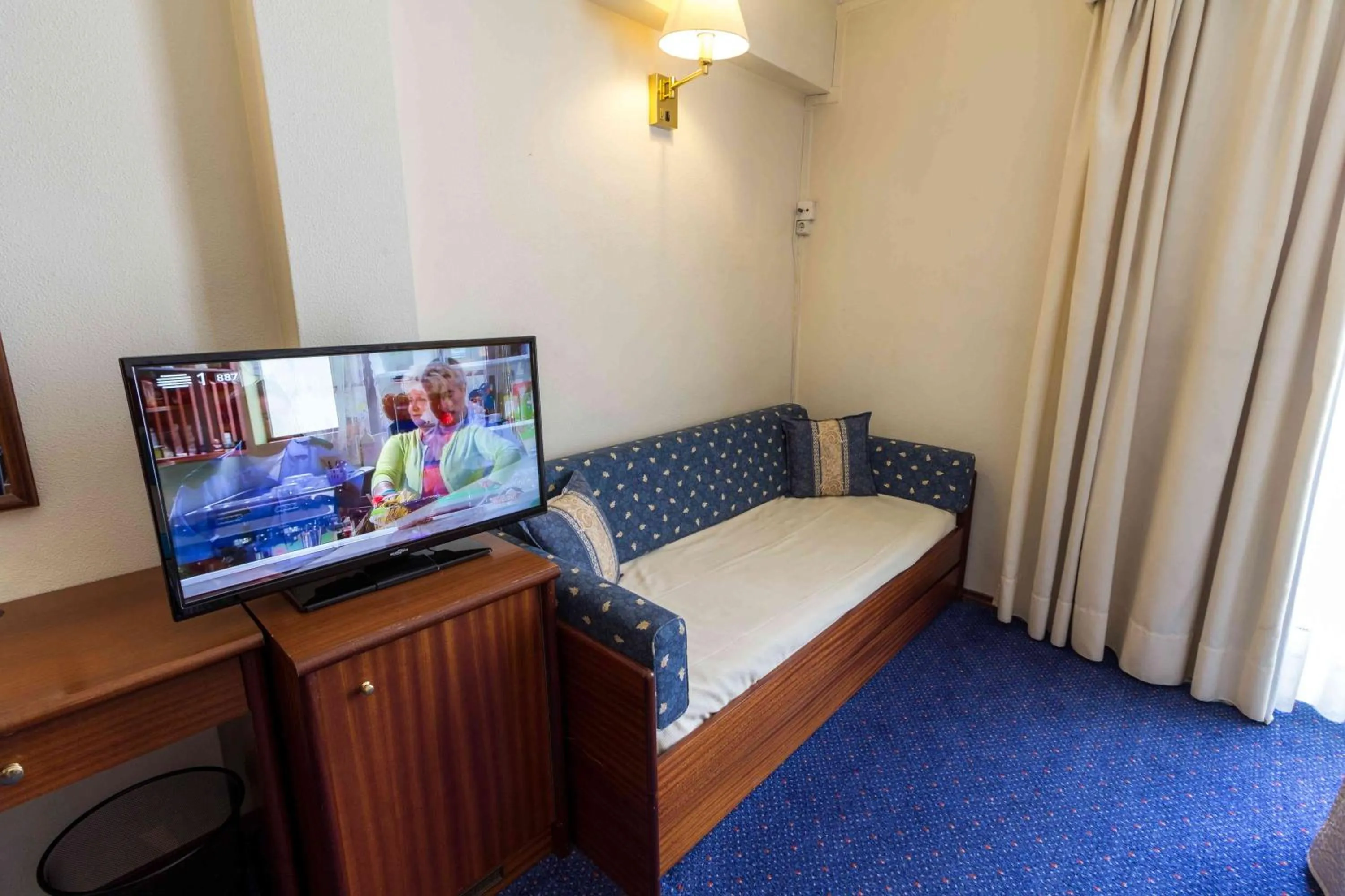 TV and multimedia, Bed in Hotel Eurosol Gouveia