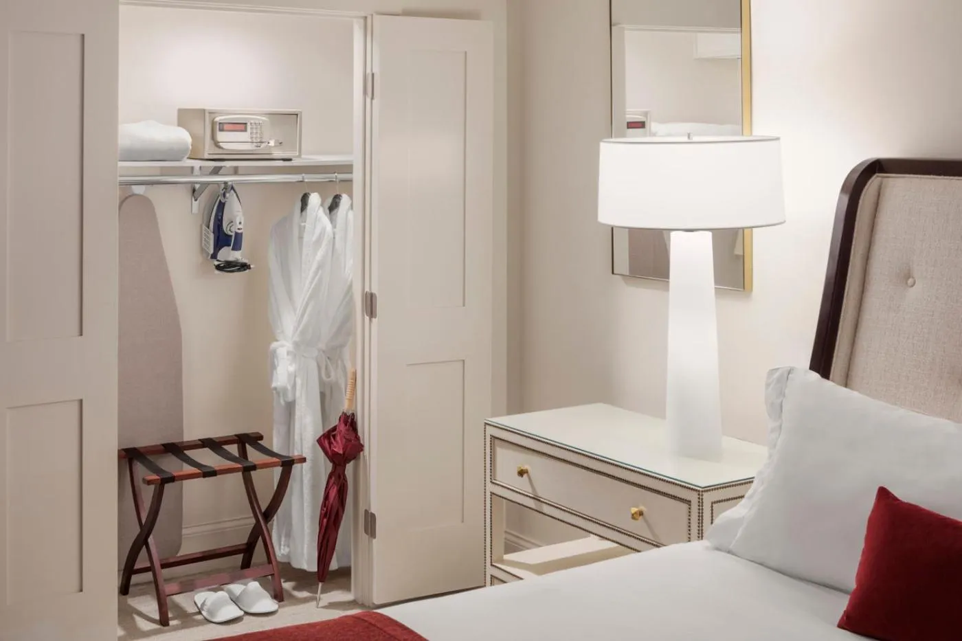 flat iron, Bed in Portland Regency Hotel & Spa