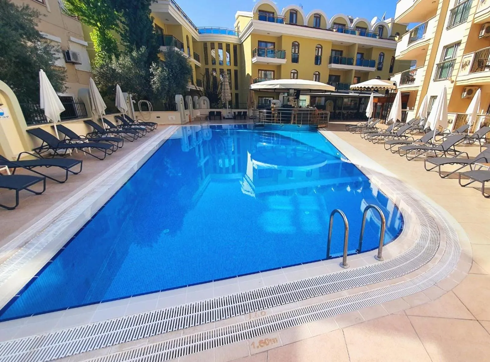 Swimming pool in Club Karakas Apart Otel