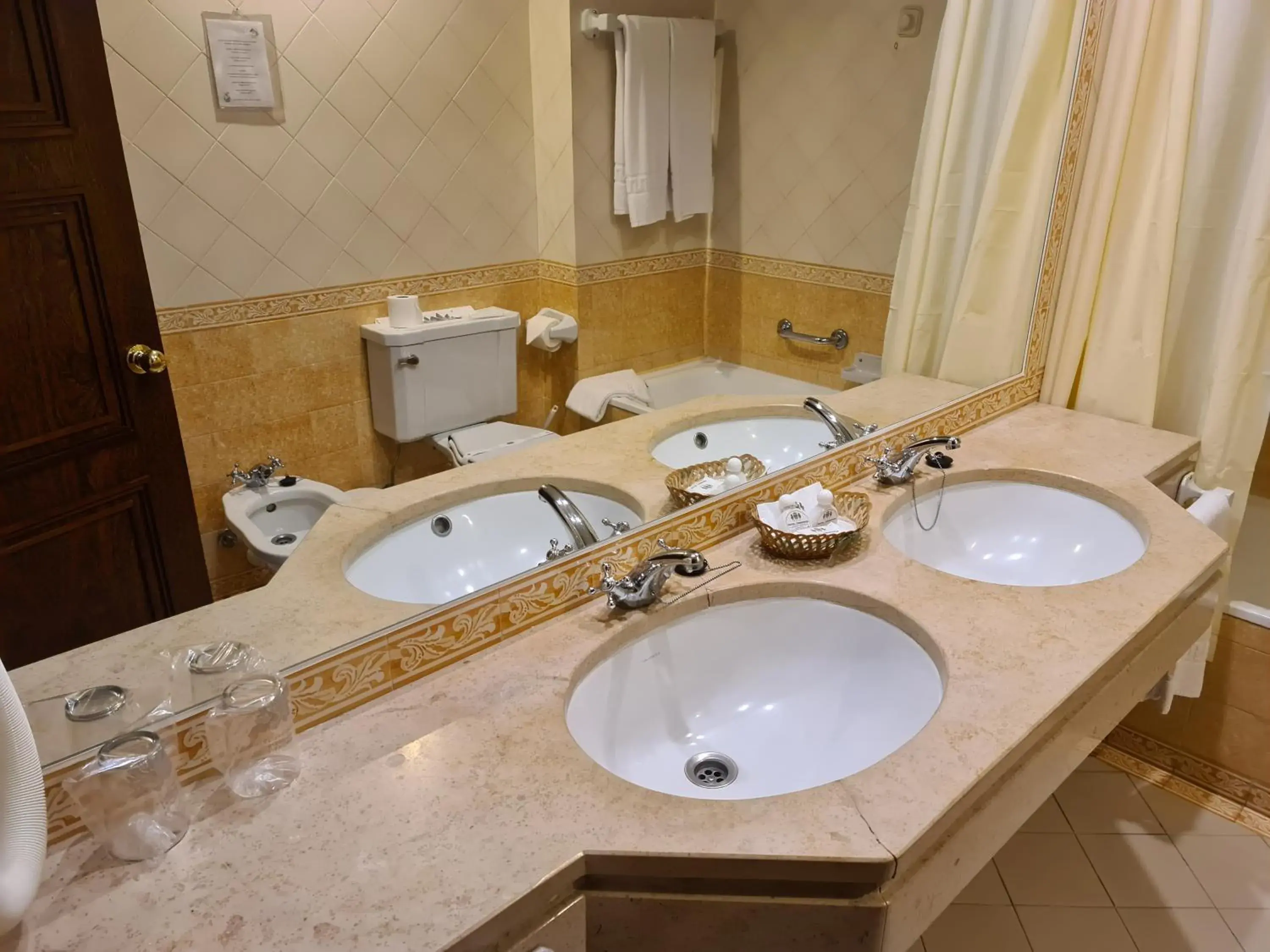 Bathroom in Hotel Urgeirica Bathroom in Hotel Urgeirica