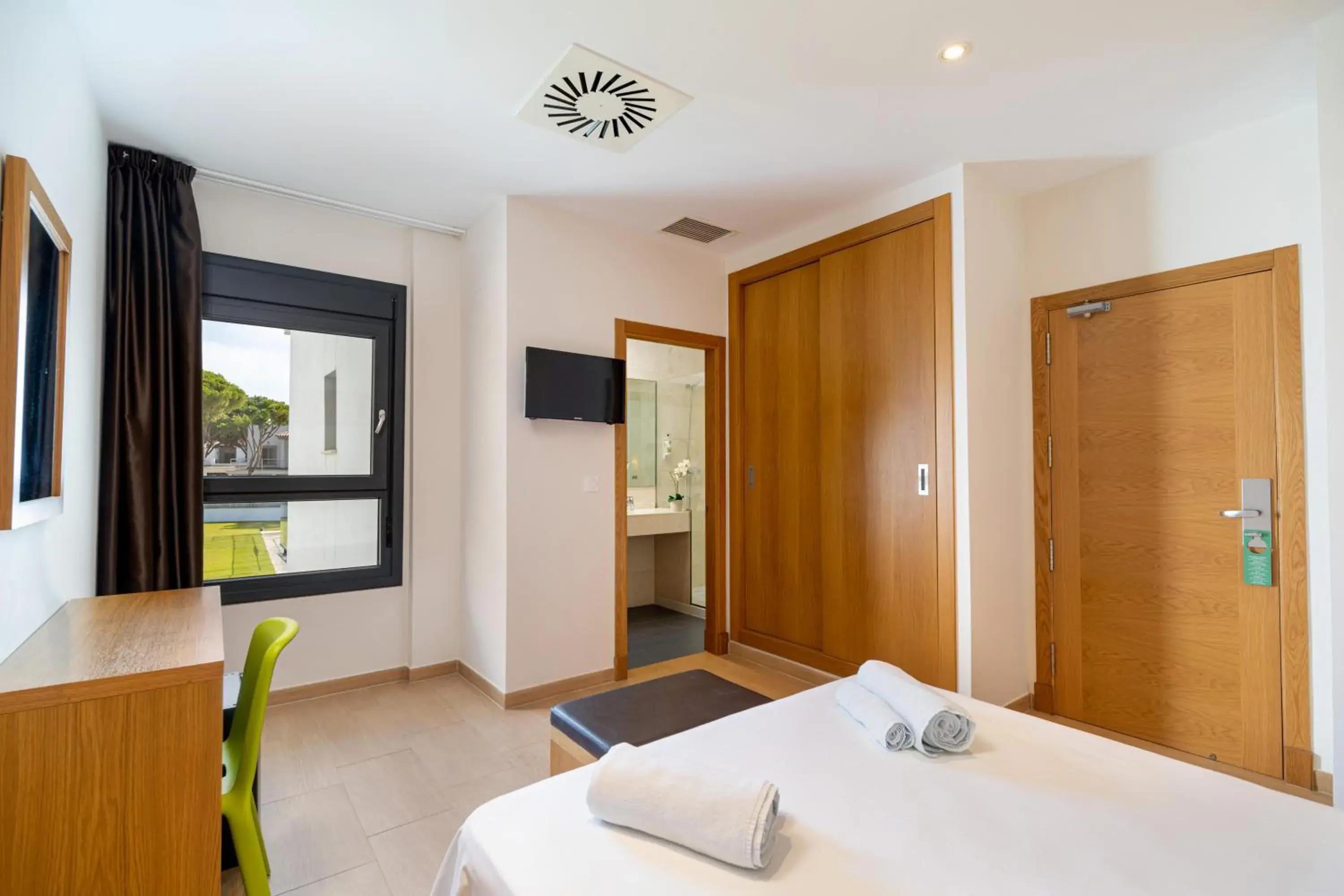 Day, Bed in Complejo Al Sur - by Grupo Tribu Day, Bed in Complejo Al Sur - by Grupo Tribu