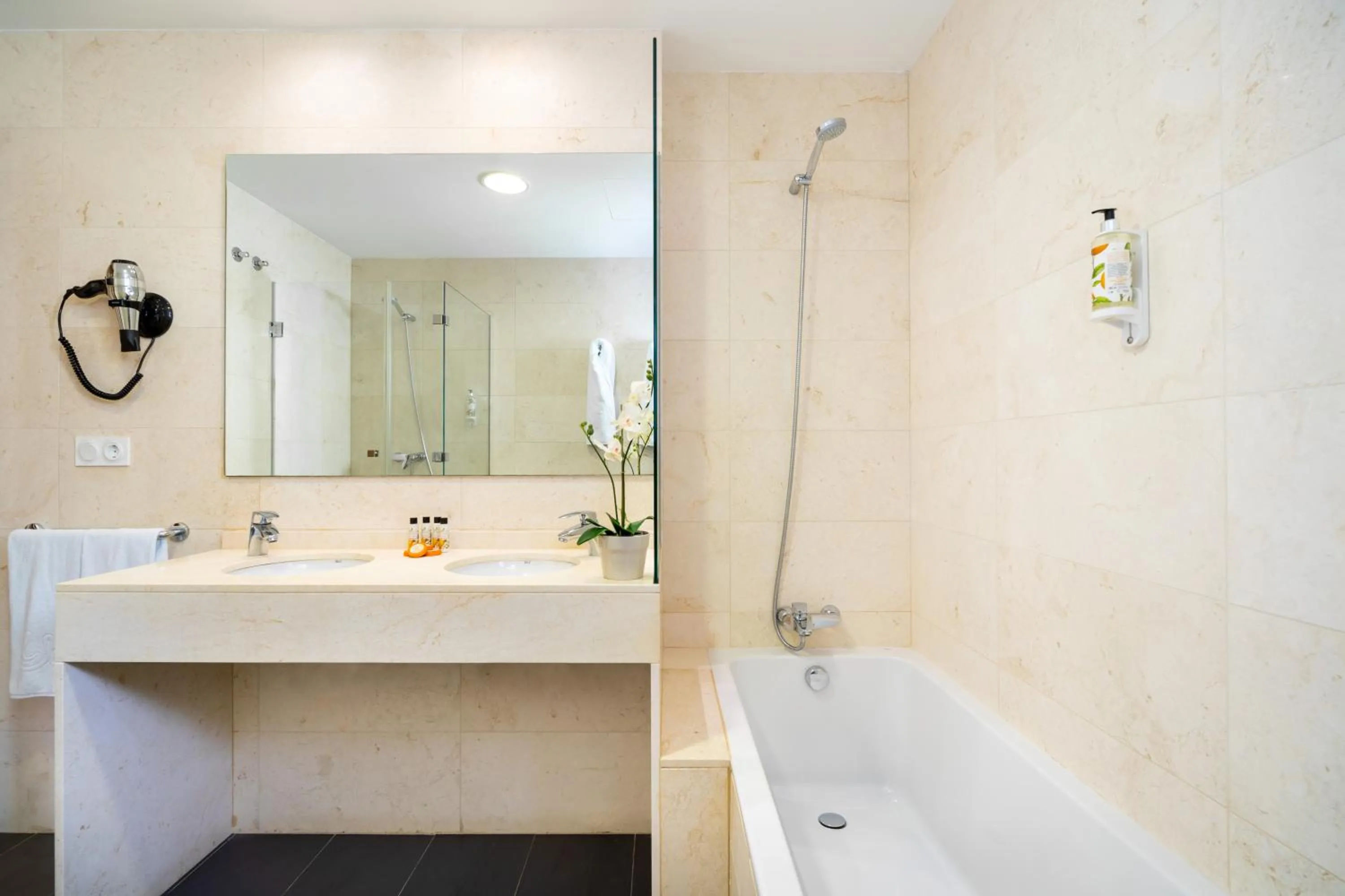 Day in Complejo Al Sur - by Grupo Tribu