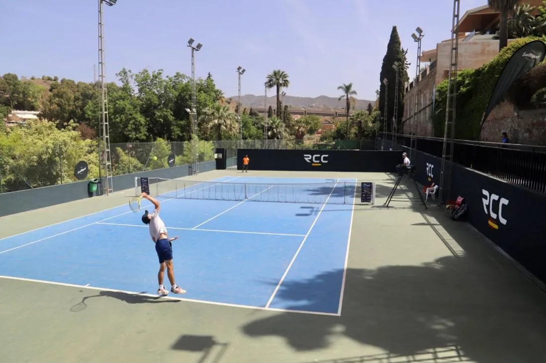 Tennis court in Apartamentos Turísticos La Mundial