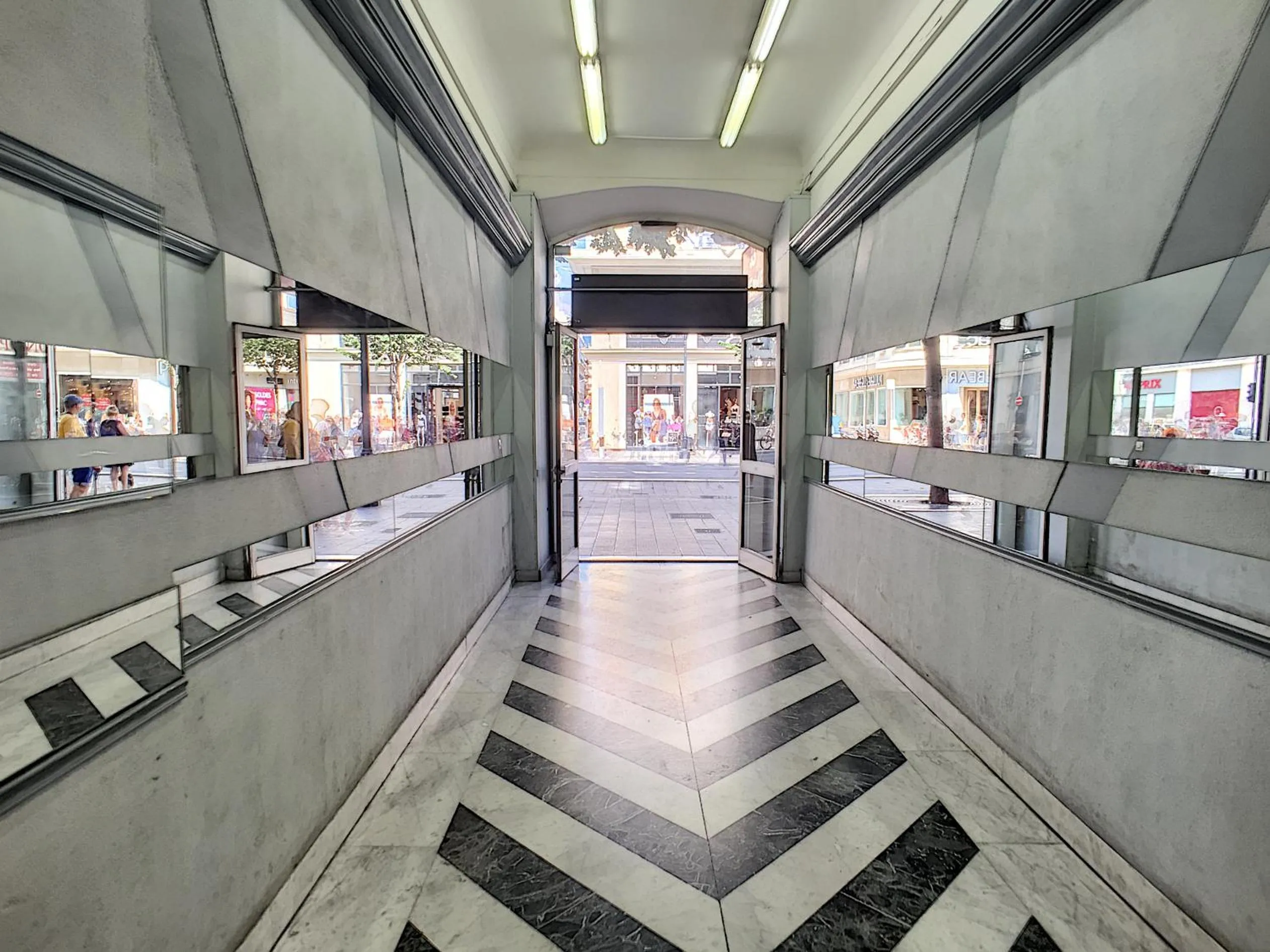 Property building in Nestor&Jeeves - CAESARS - Hyper center - Shopping avenue