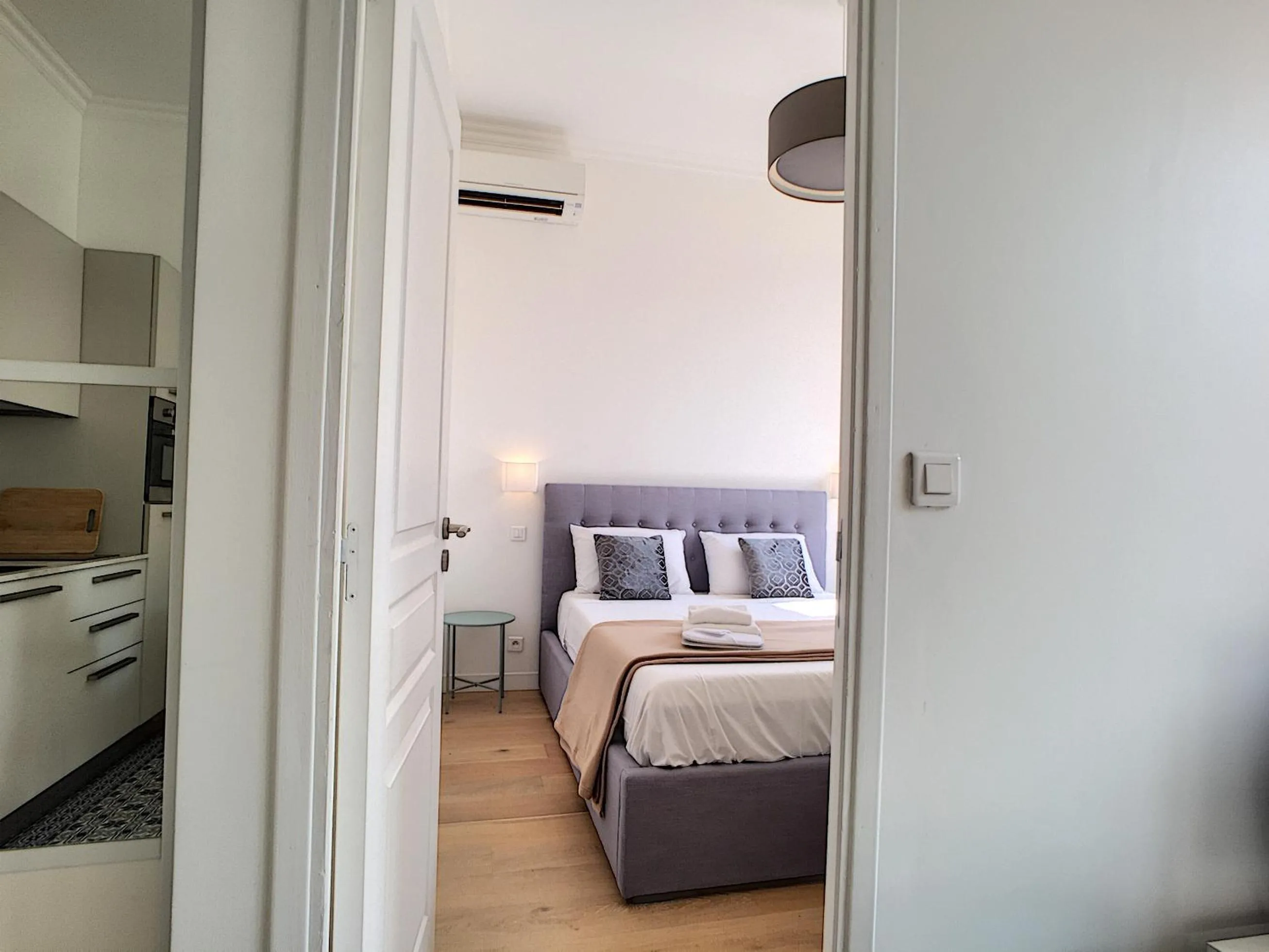 Bedroom, Bed in Nestor&Jeeves - CAESARS - Hyper center - Shopping avenue