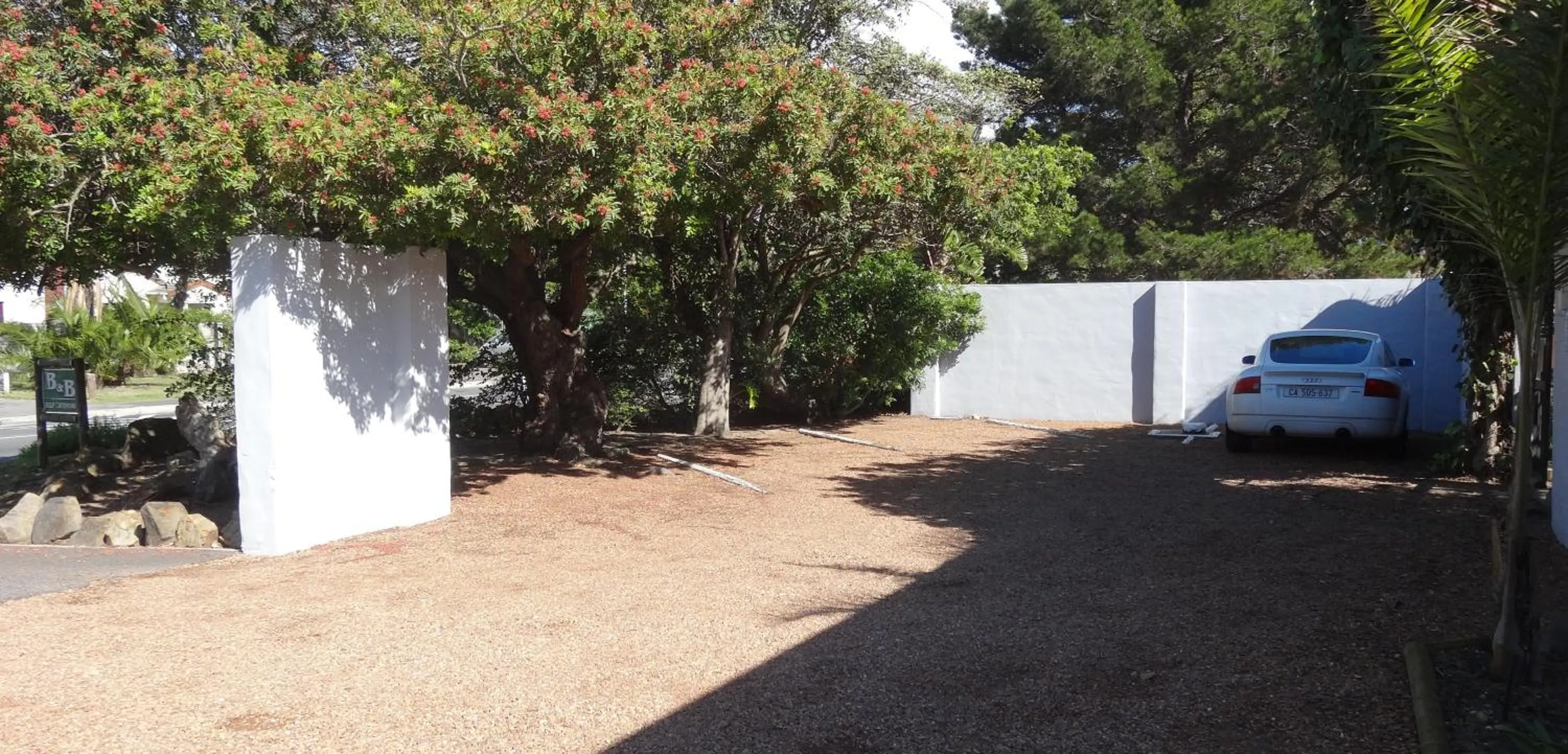 Facade/entrance in Be My Guest Lodge