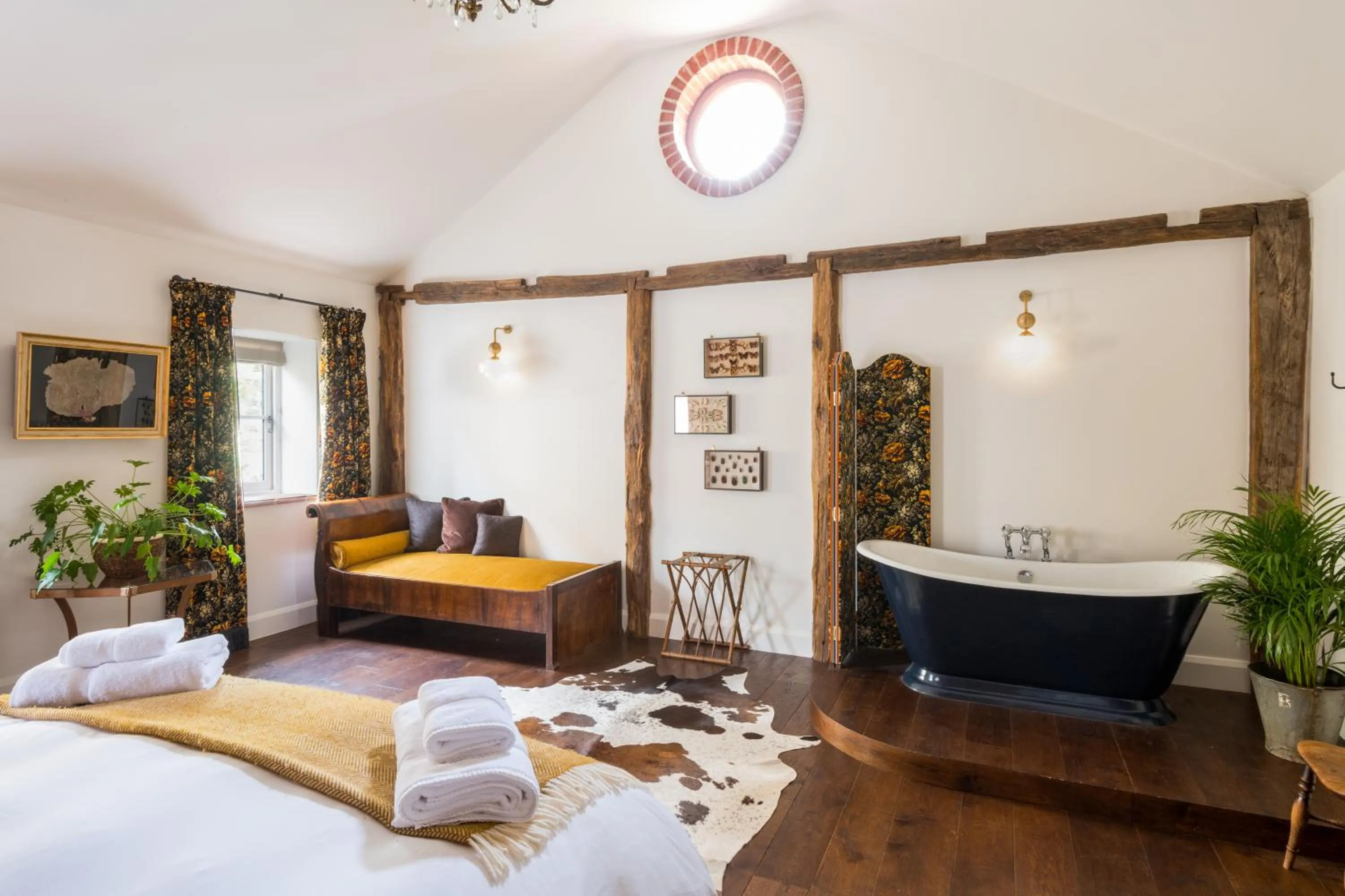 Photo of the whole room, Bed in The Brisley Bell