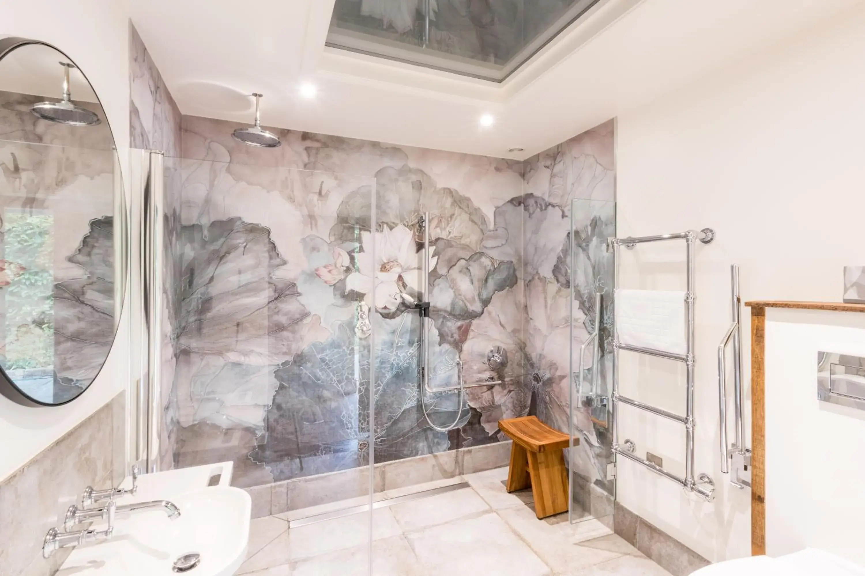 Standard Superking OR Twin Room - Fully Accessible (DOG friendly) in The Brisley Bell Standard Superking OR Twin Room - Fully Accessible (DOG friendly) in The Brisley Bell