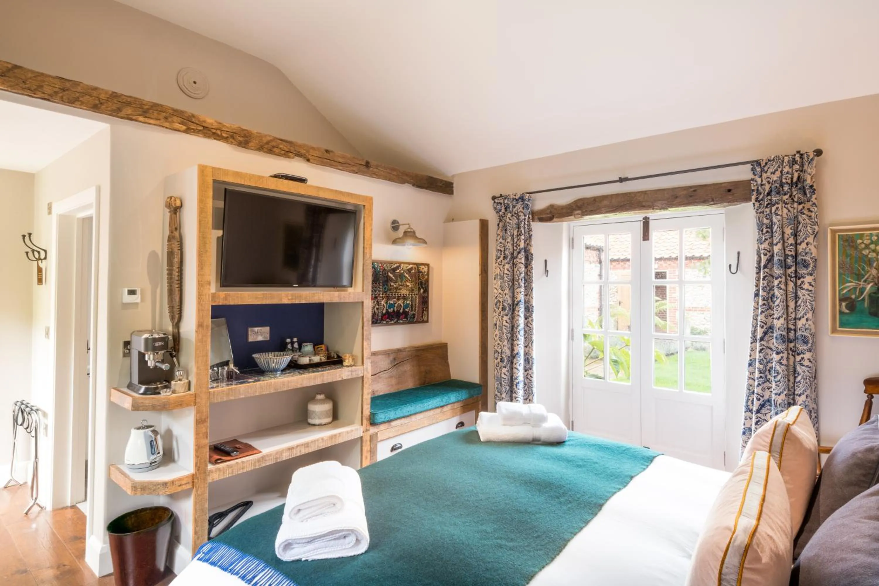 Photo of the whole room, Bed in The Brisley Bell